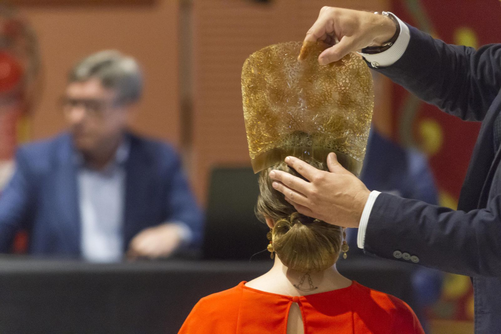 1. La peina no debe estar ni muy delante ni muy detrás y, mientras menos horquillas se usen, mejor. 2. Enrique Rodríguez Hidalgo coloca a una joven la mantilla. 3. El estilista juega con las blondas del encaje de la mantilla de una modelo.