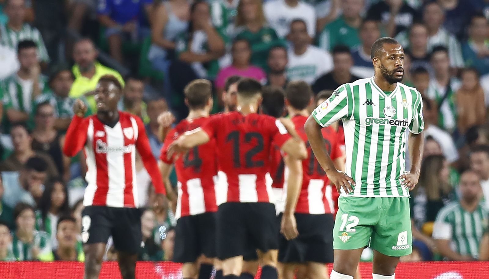 Sidnei, pensativo, tras marcar Raúl García el 0-2.