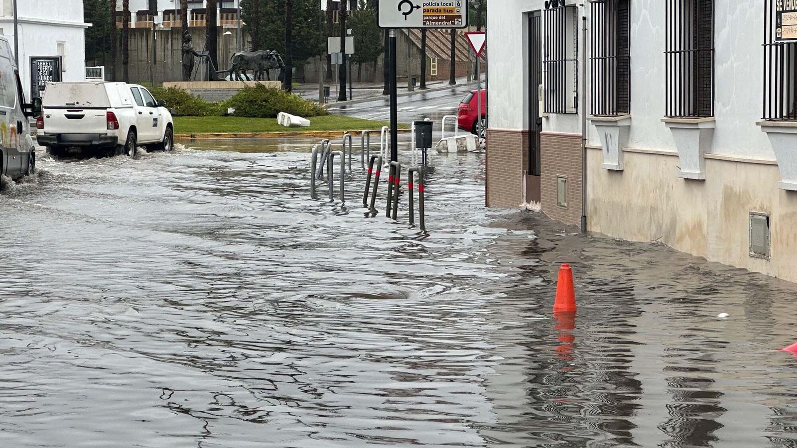 El agua se ha quedado a escasos centímetros de entrar en algunas de las viviendas en la Pila (Cartaya)