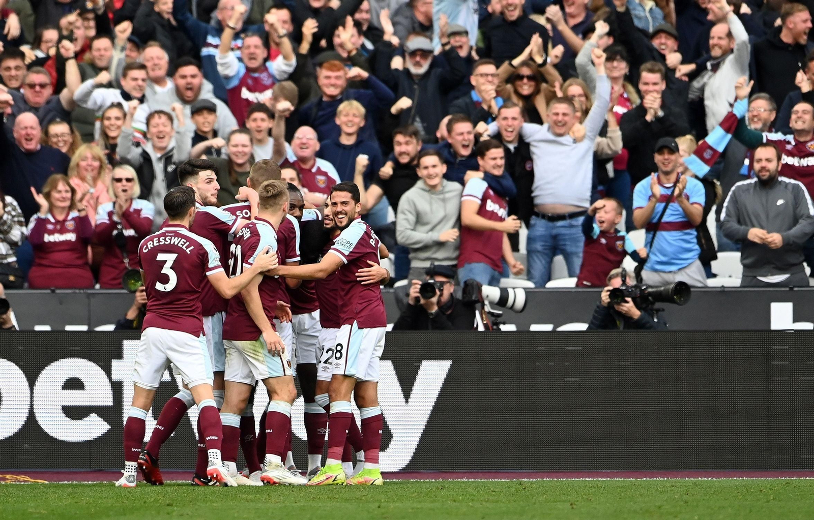 El West Ham celebra un gol con su afición en el London Stadium.