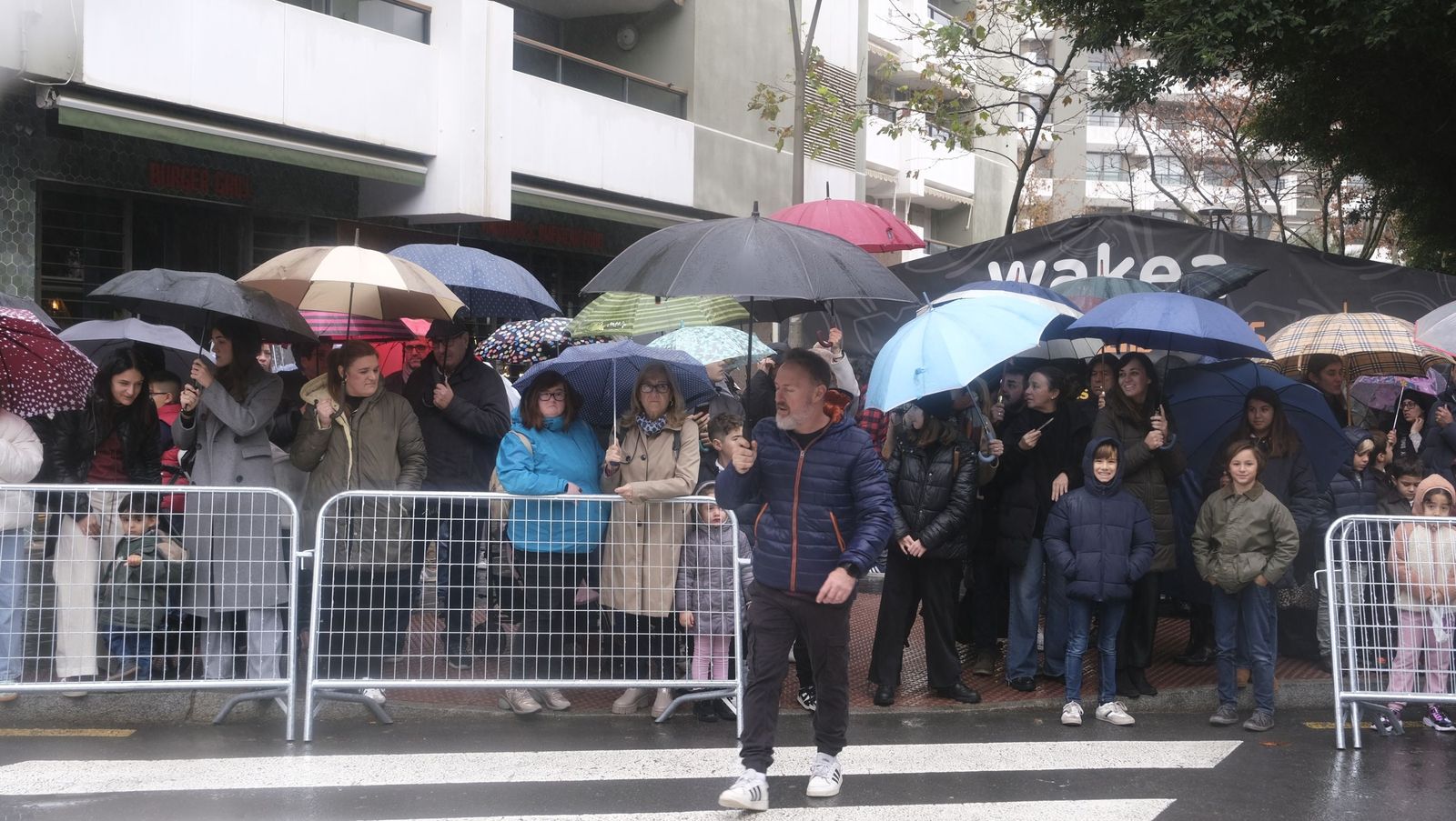 Fotografías de la cabalgata de los Reyes Magos pasada por agua en Almería