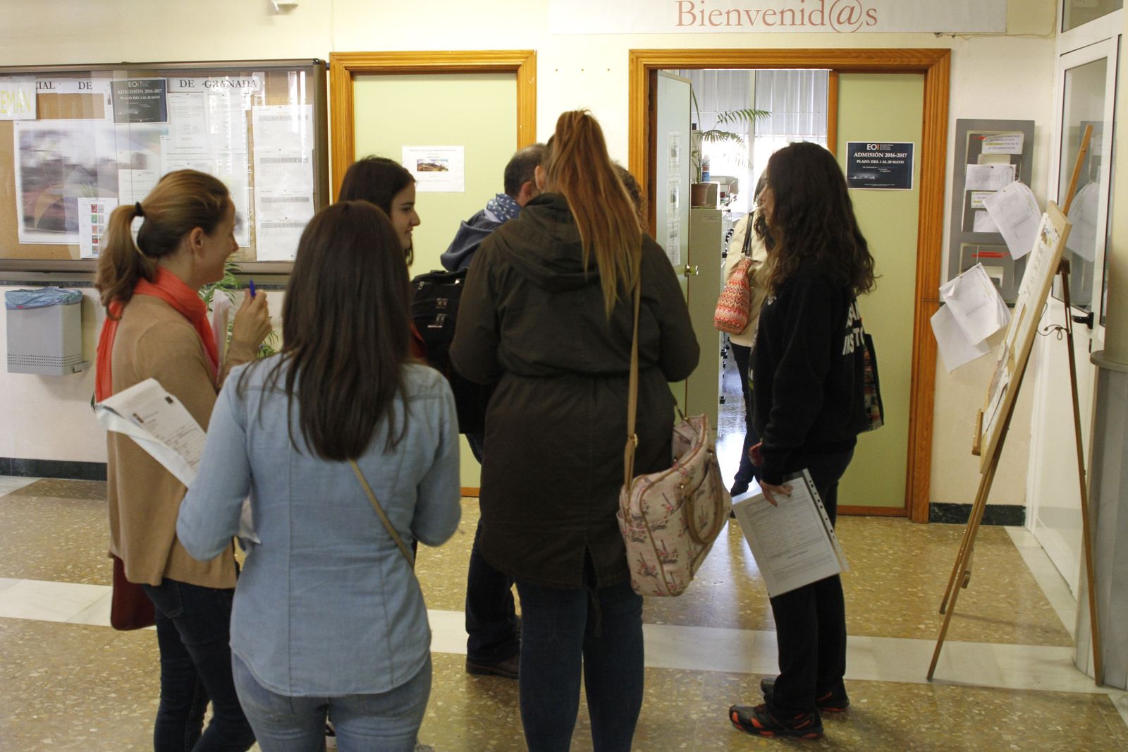 Imagen de archivo de varias personas acudiendo a un examen de la EOI