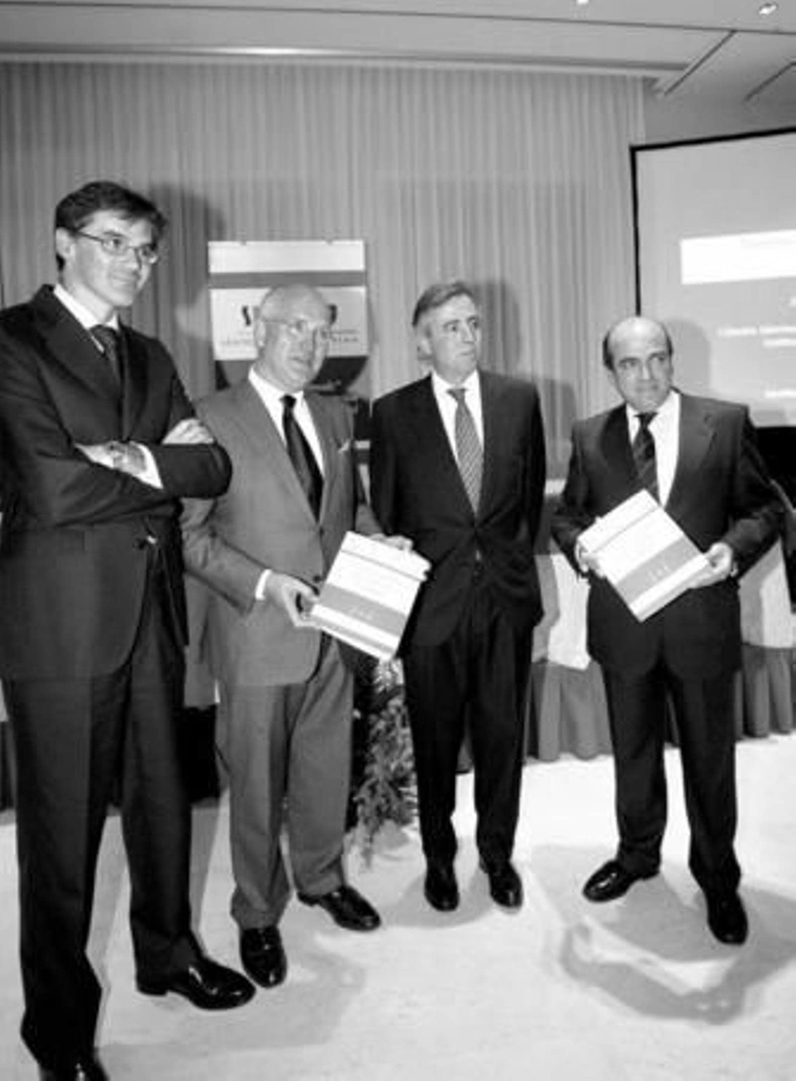 Álvaro Sánchez Ramade, segundo por la derecha, posa con los responsables del estudio. Álvaro Sánchez Ramade, segundo por la derecha, posa con los responsables del estudio.