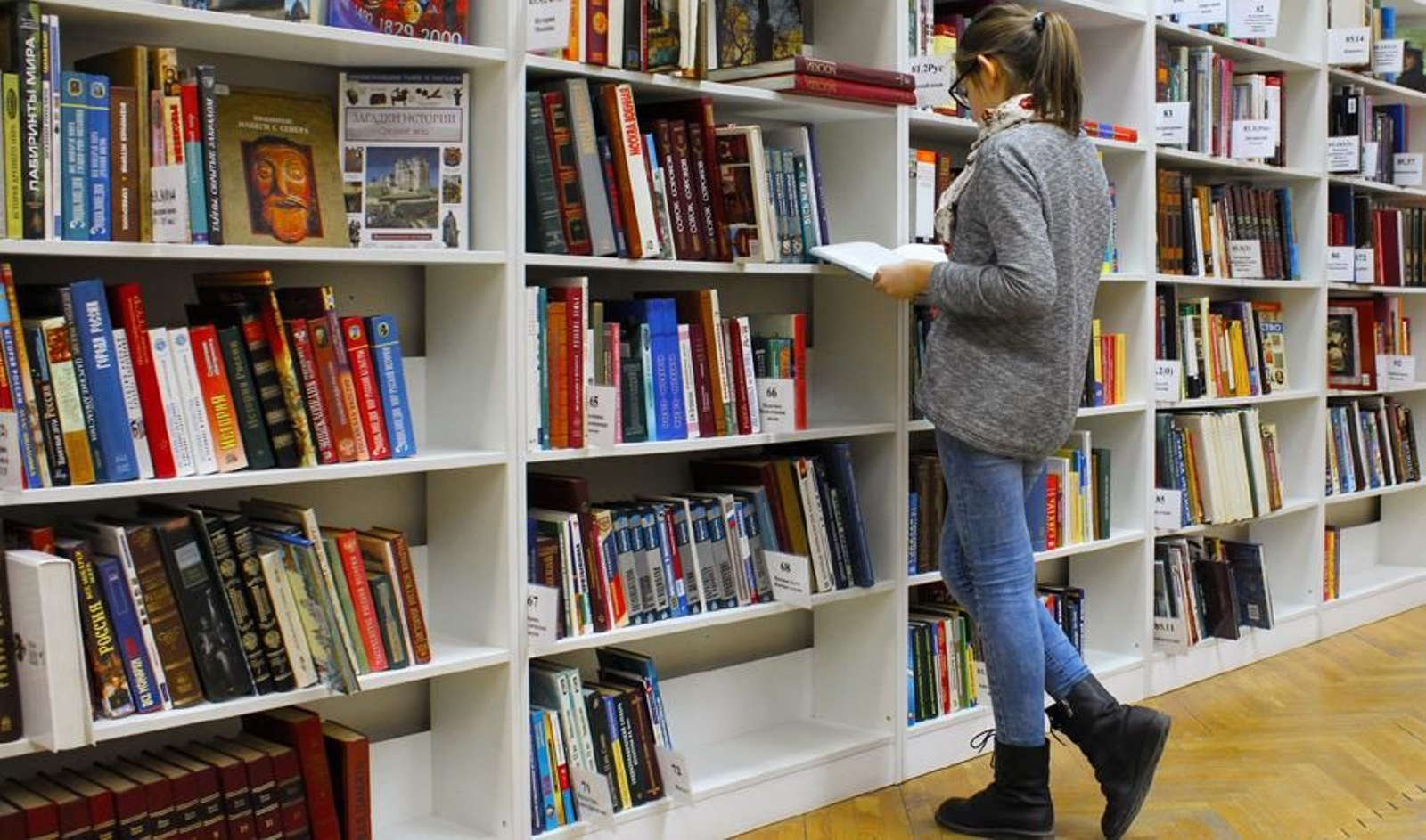 Una estudiante en una biblioteca Una estudiante en una biblioteca