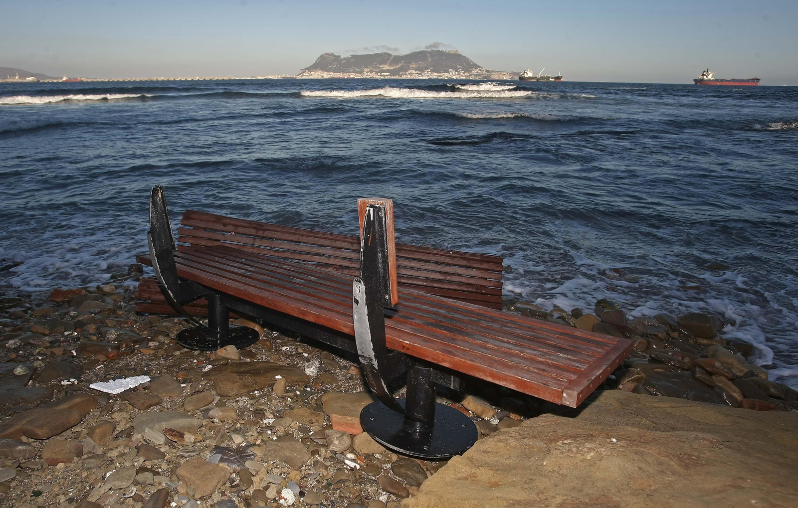 Uno de los bancos arrojados en la costa de la Punta de San García, junto al Parque del Centenario.