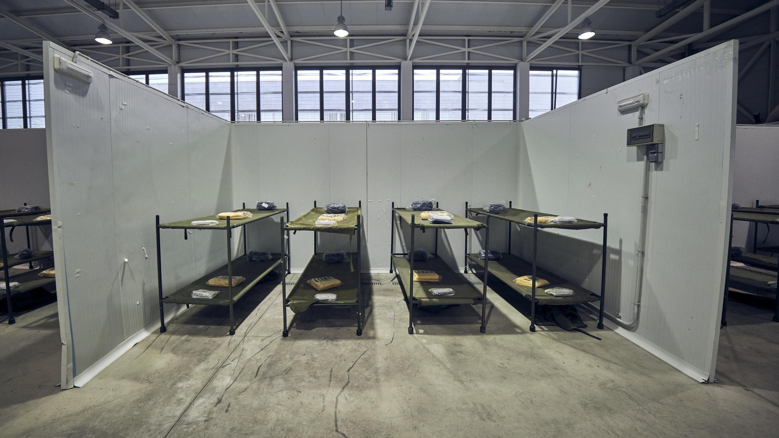 Montaje de albergue en Chipiona para damnificados por parte de la UME