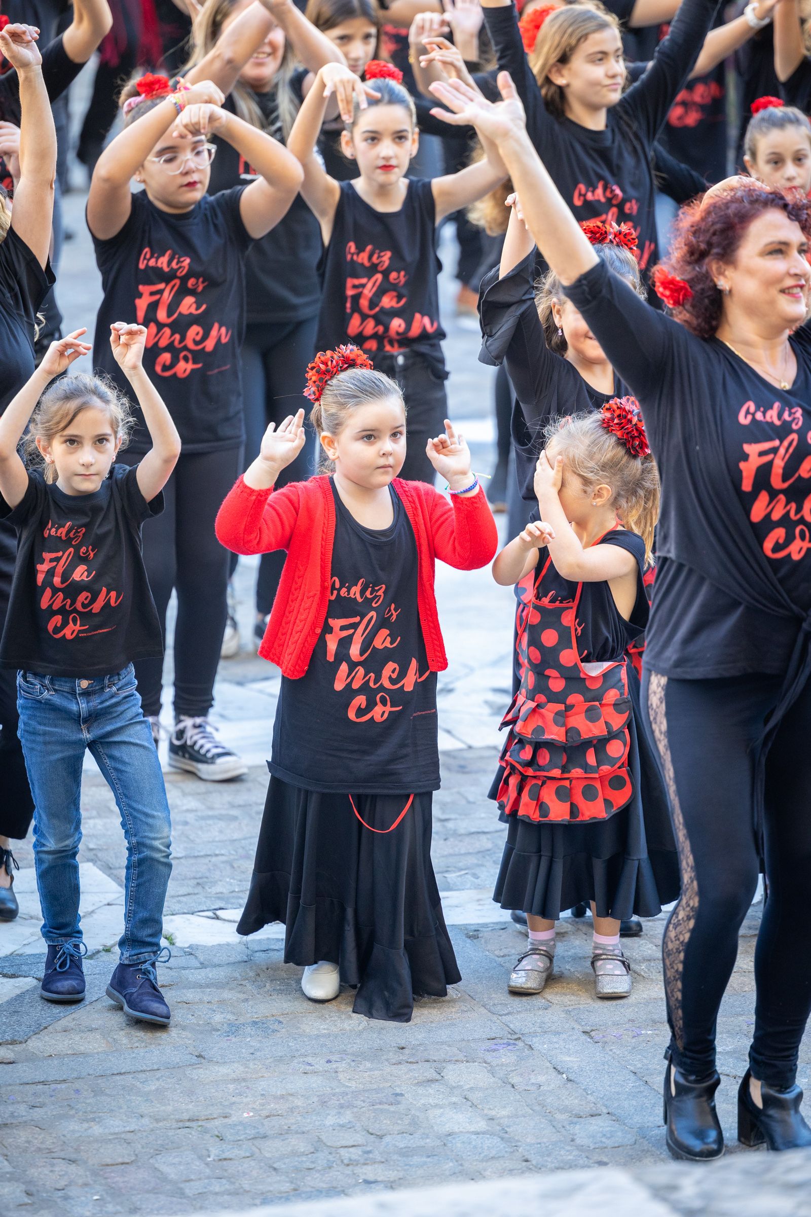 Imágenes del 'flashmob' por el Día del Flamenco en Cádiz
