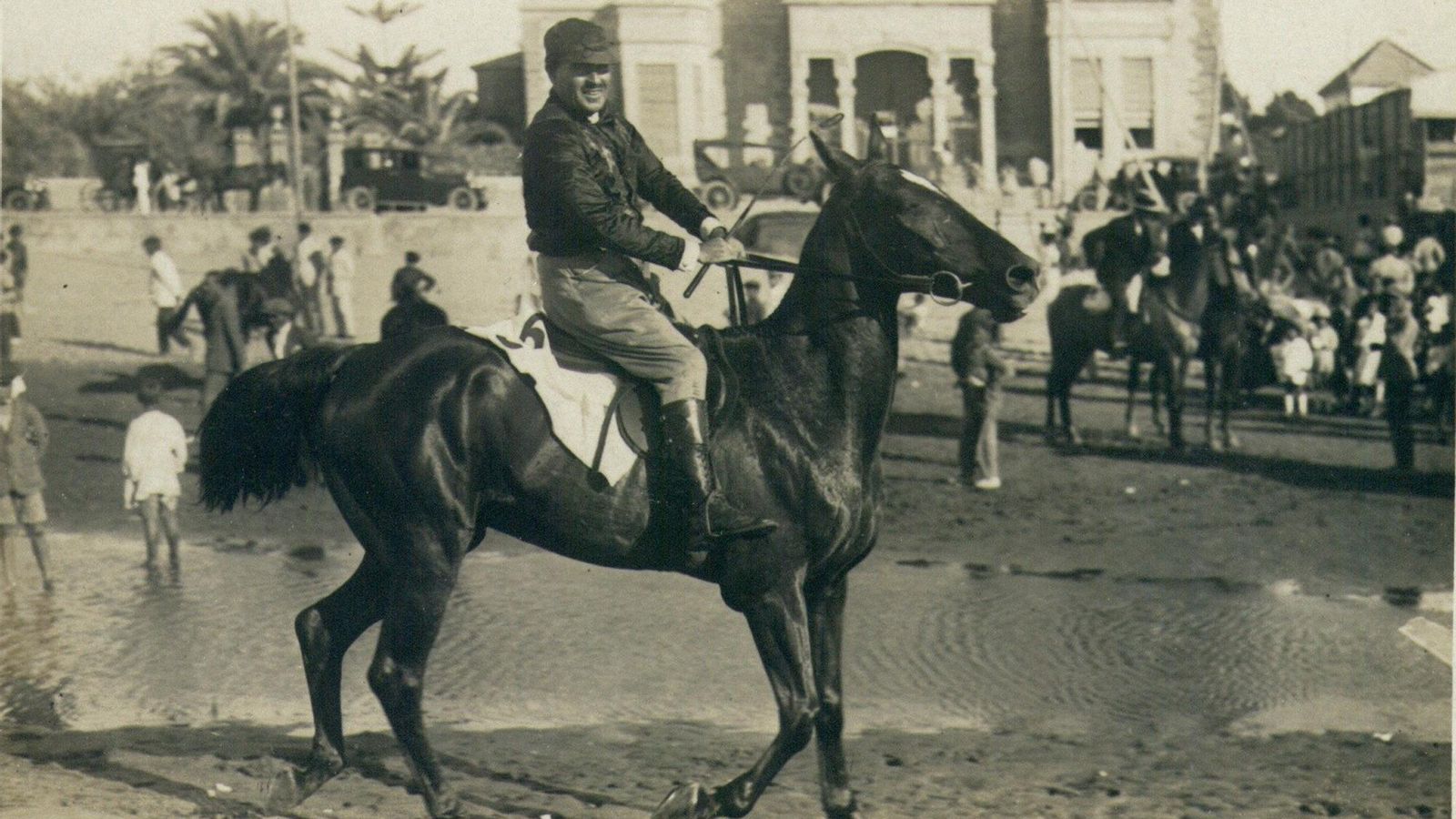 Foto de archivo de un jinete antes de disputar una de las pruebas en el S. XX.