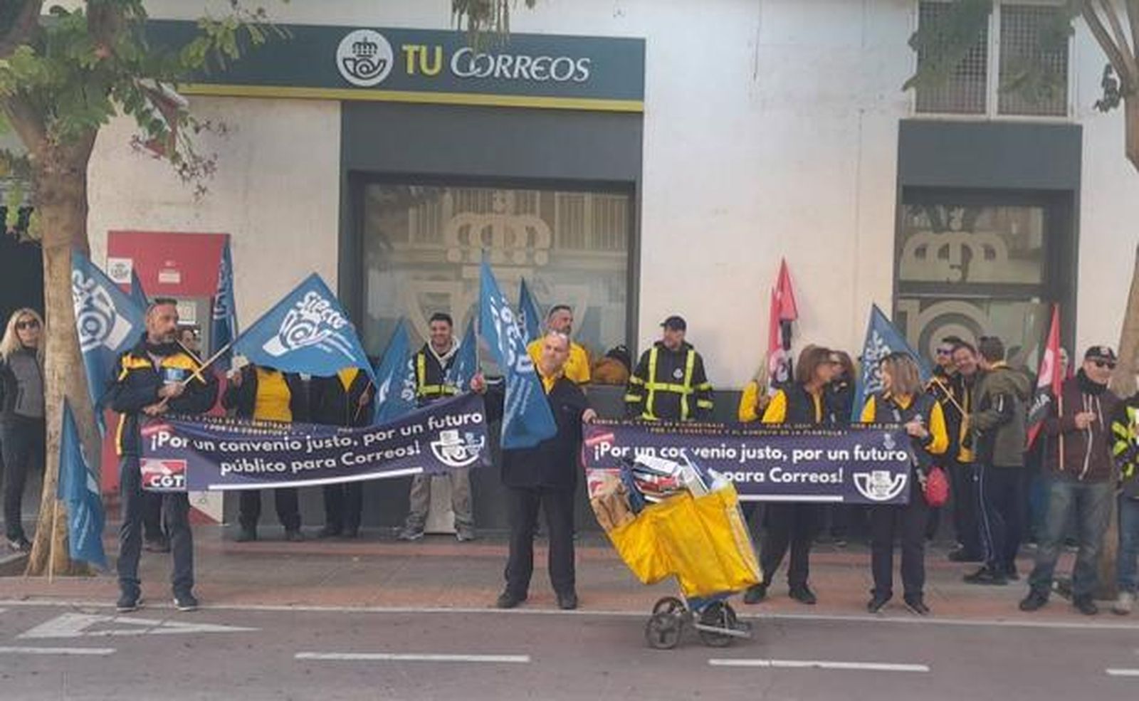 Concentración de trabajadores de Correos.