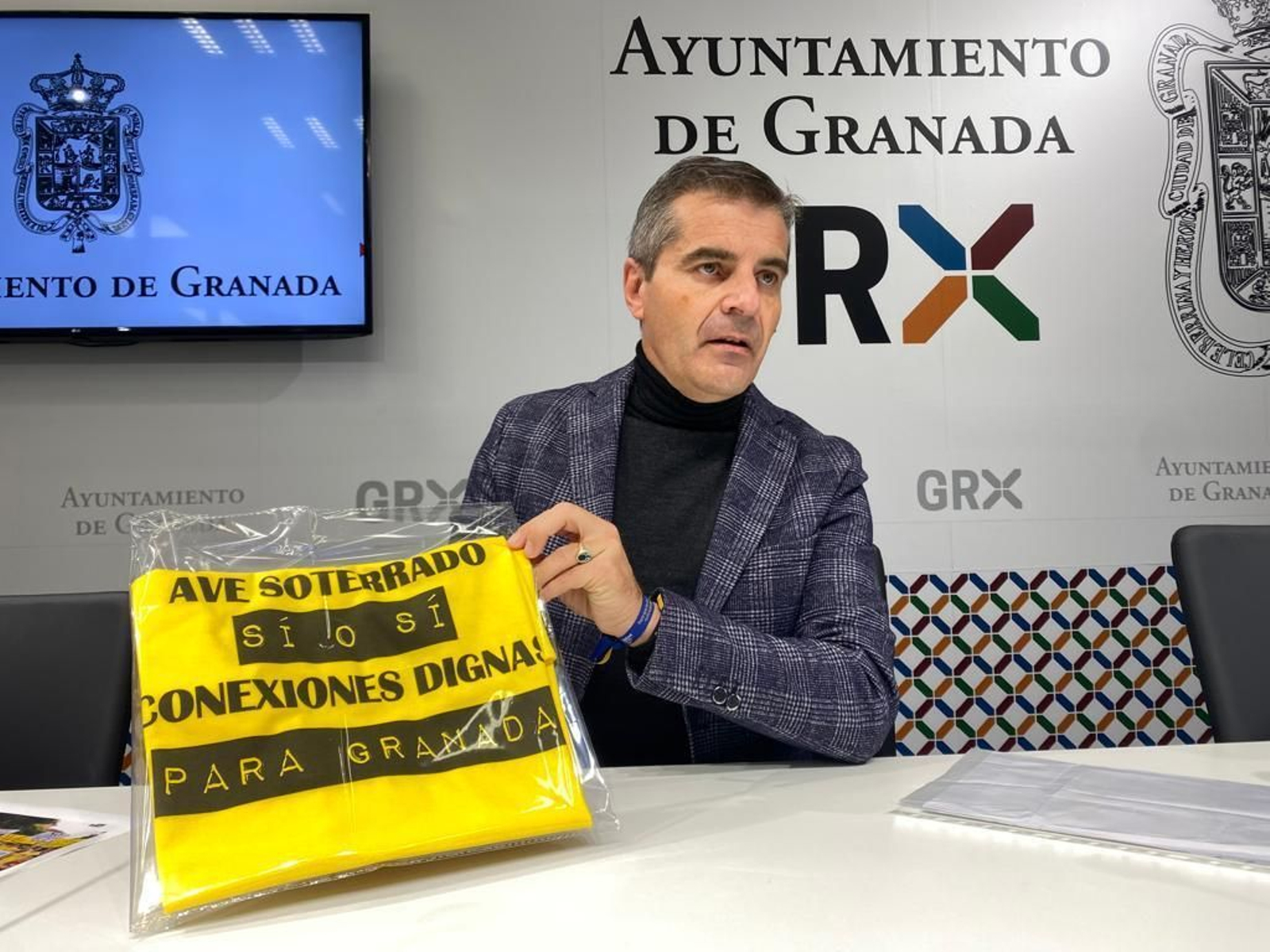 El PP regalará una camiseta amarilla al alcalde de Granada para que retome su lucha por el soterramiento del AVE