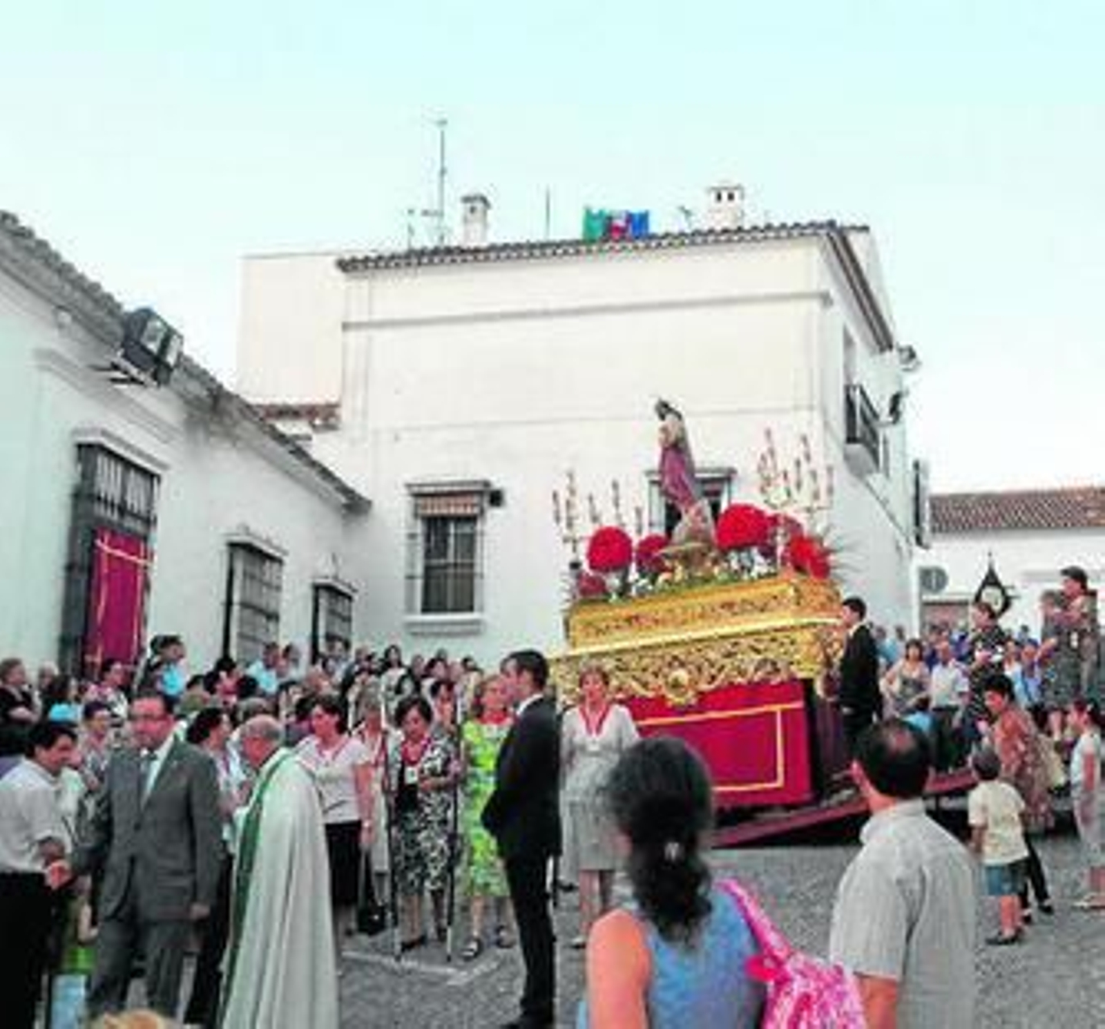Los devotos acompañan al paso por las calles de Aracena.