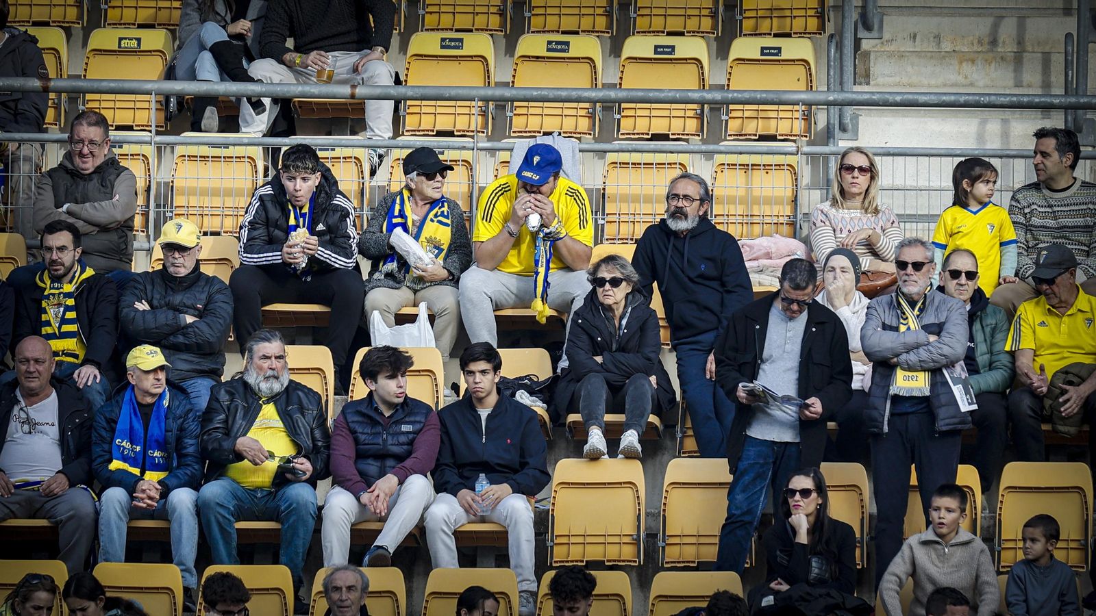 Búscate entre las fotos del partido de fútbol Cádiz CF - Albacete Balompié