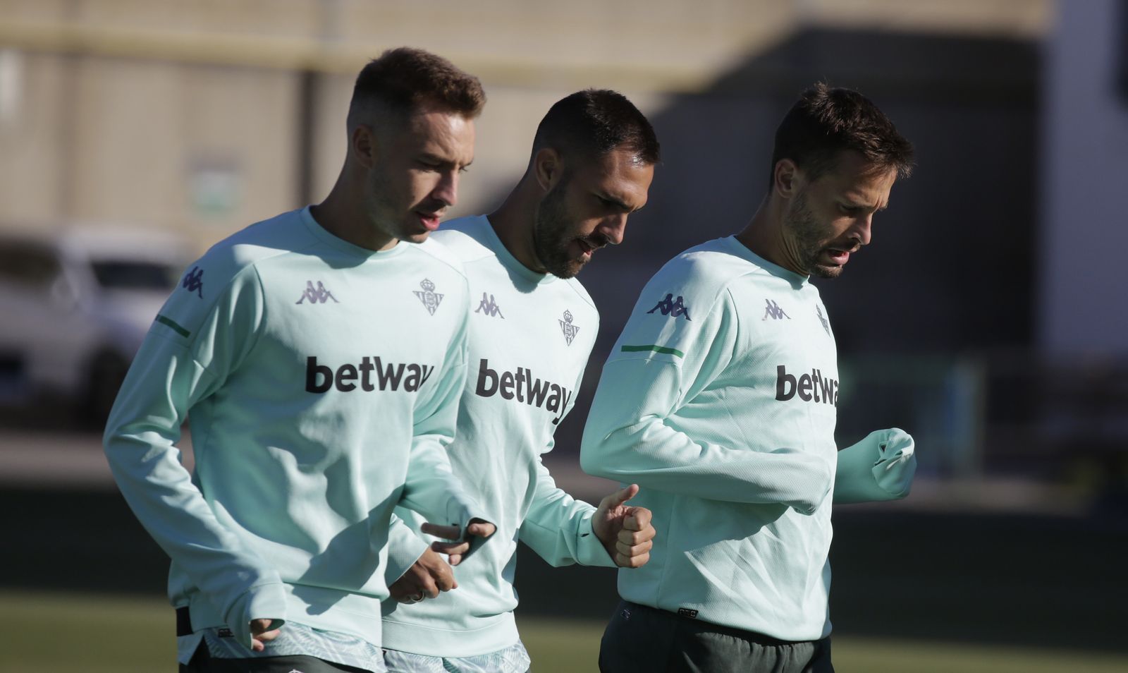 Víctor Ruiz, entre Loren y Canales.