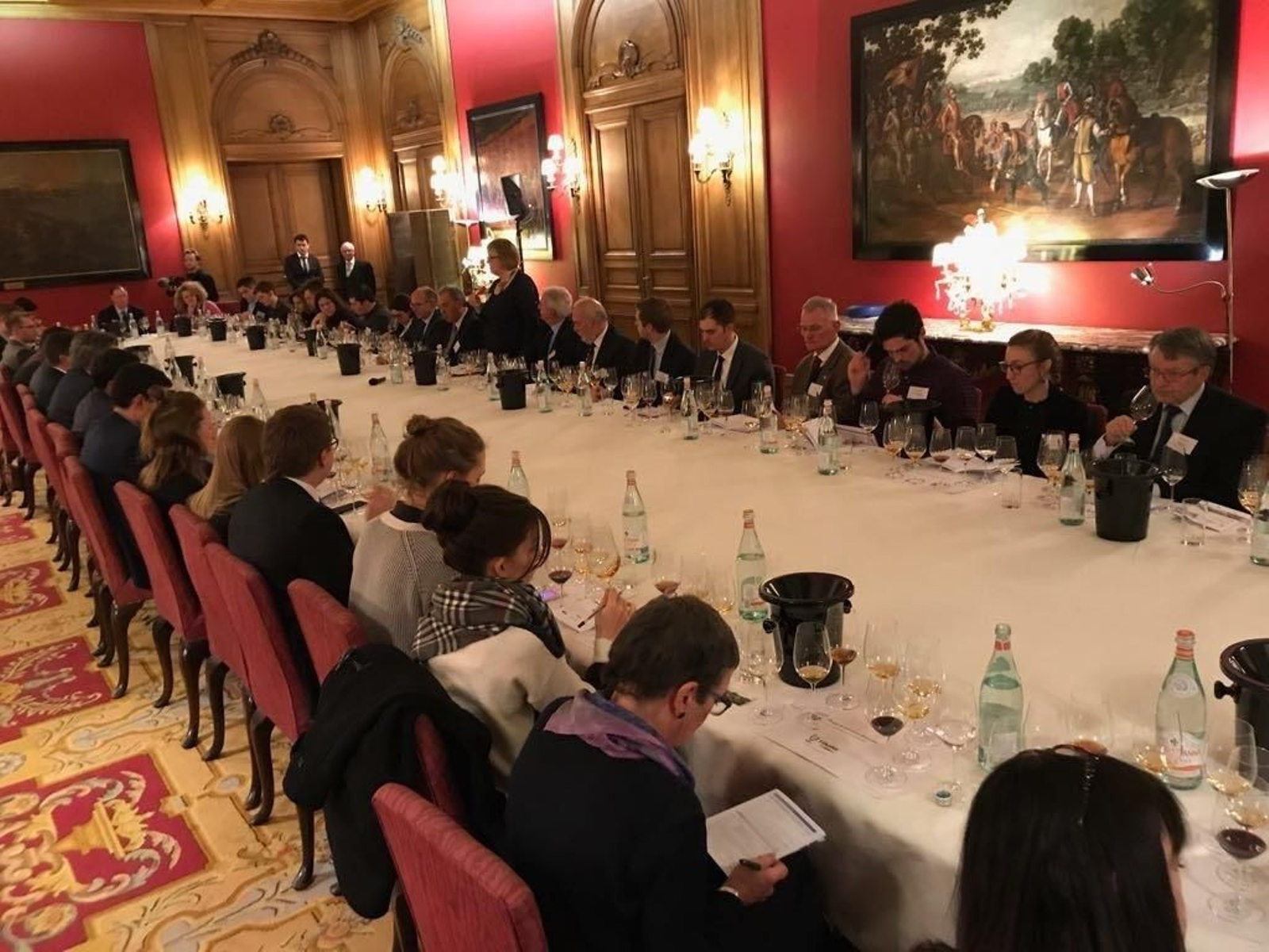 Asistentes a la cata de presentación de Vinoble,18, celebrada el lunes en la Embajada de España en Londres.