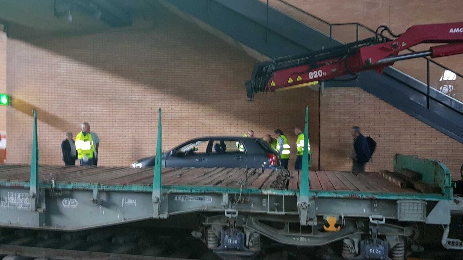 Los operarios proceden a retirar de la vía el vehículo.