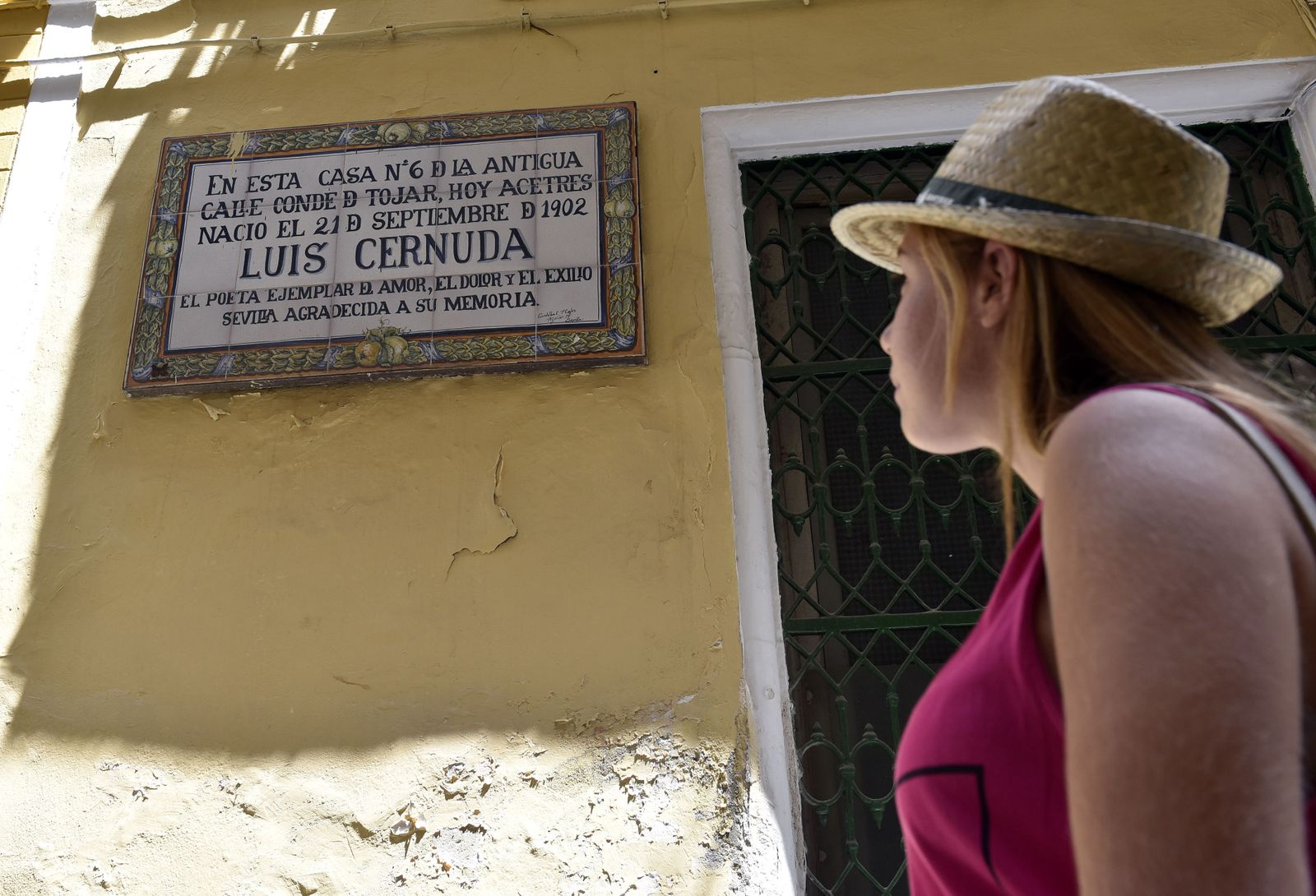 Placa que recuerda el nacimiento de Cernuda.