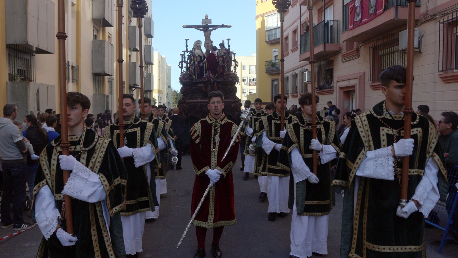 Hermandad de la Vera-Cruz por calle Fandango