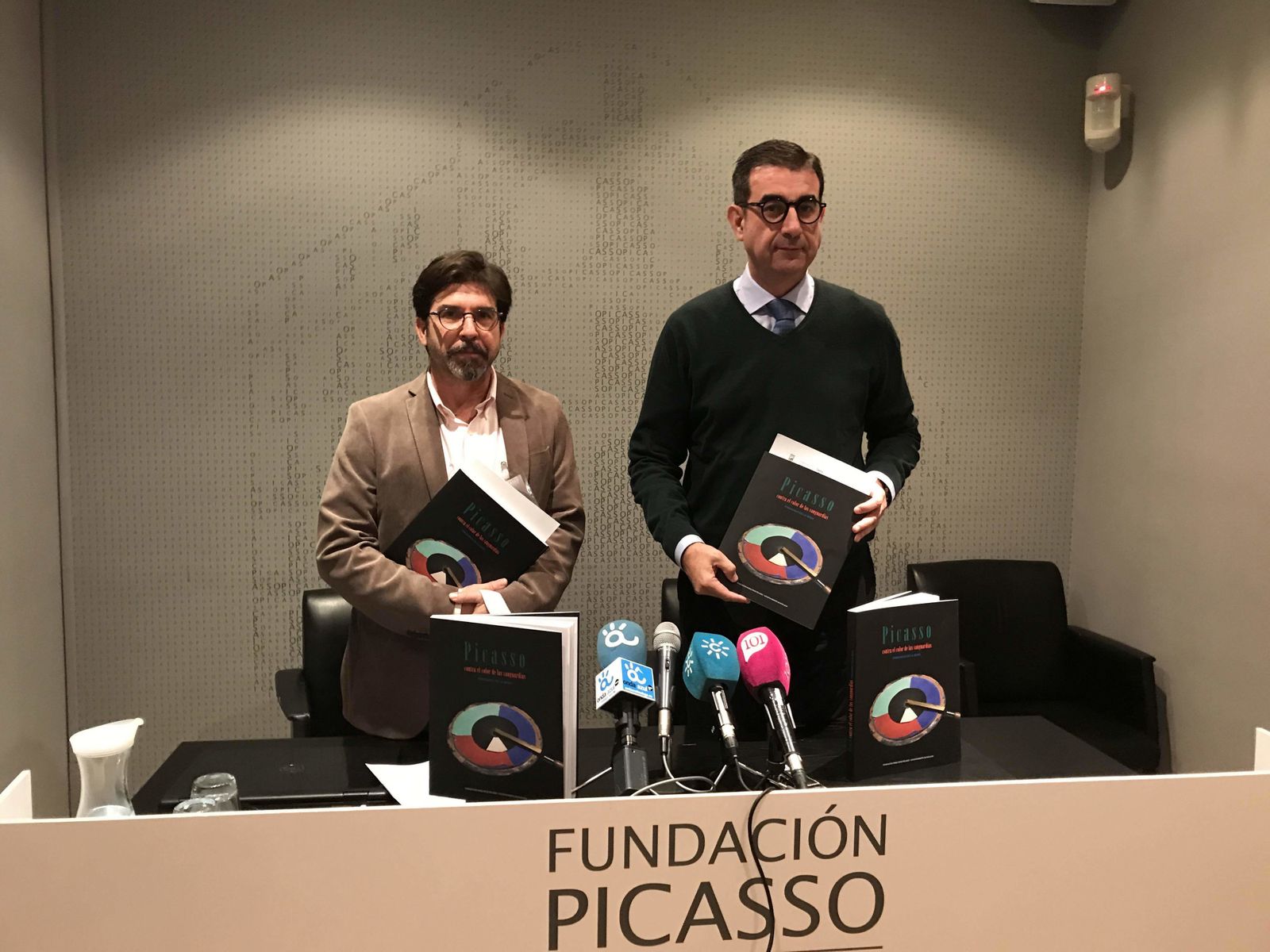 El académico Fernando de la Rosa y José María Luna, director de la Casa Natal, ayer, en la presentación.