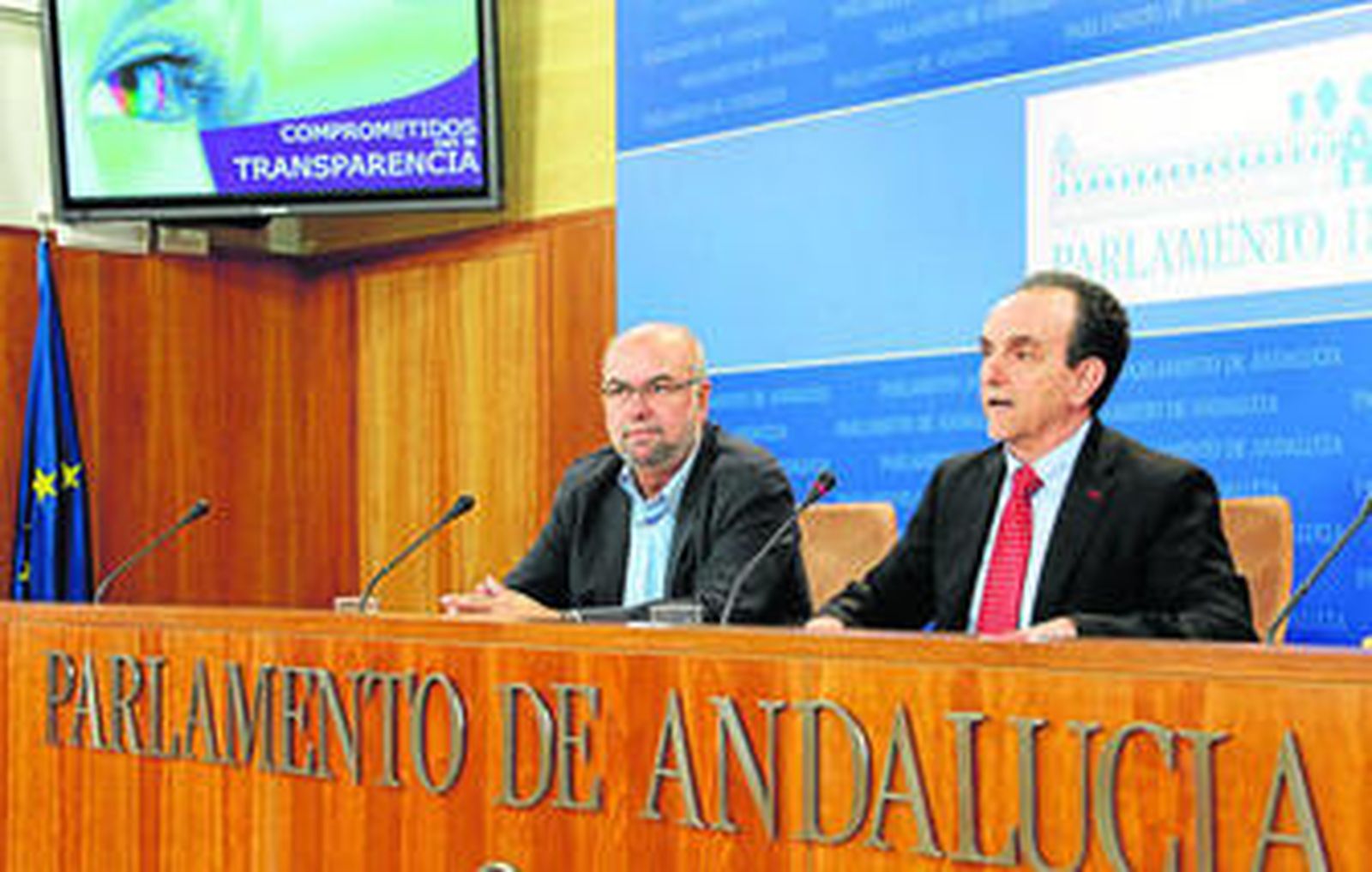 El viceconsejero Antonio Roldán y el consejero Rafael Rodríguez, ayer en el Parlamento.