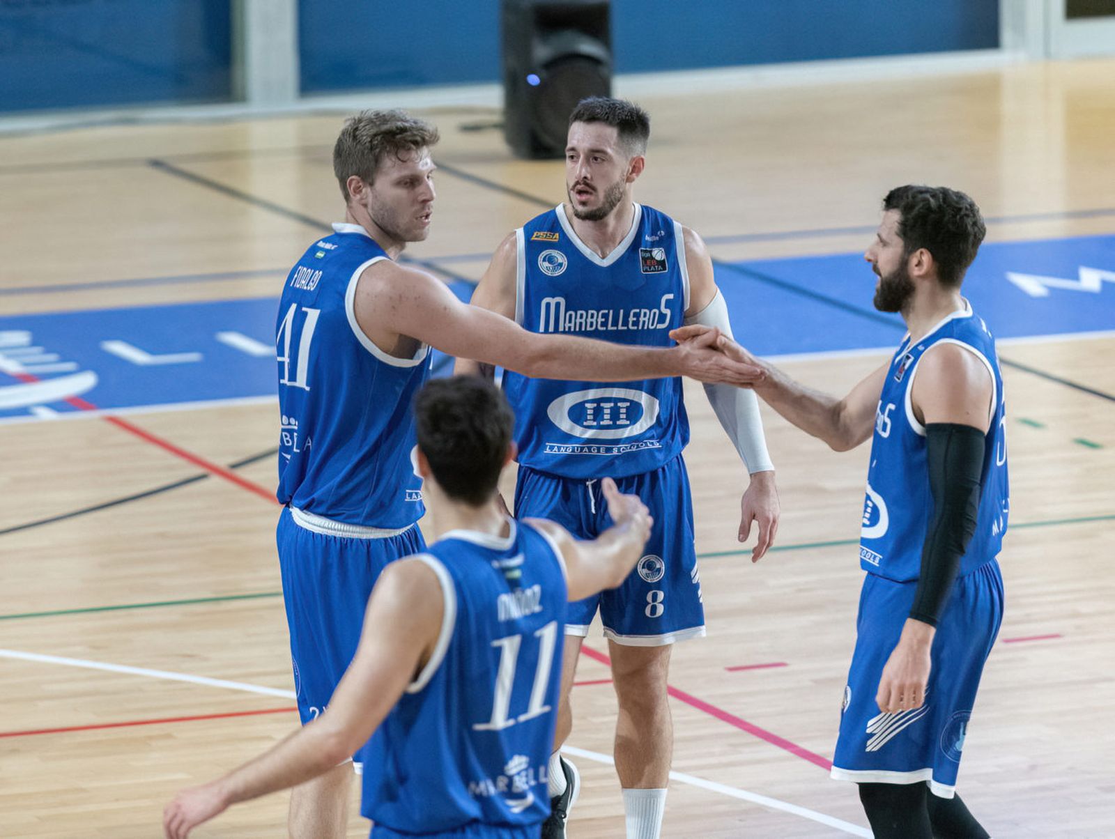 Varios jugadores del CB Marbella en un partido de esta temporada.