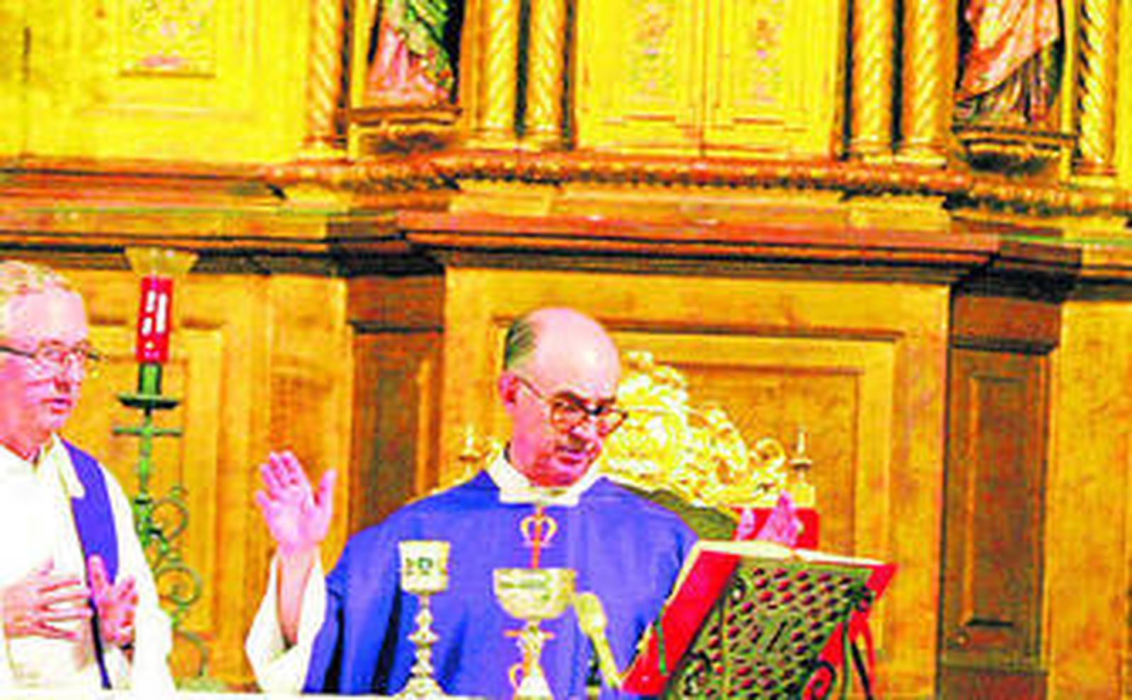 Retrospectiva del padre Ángel Romero Castellanos oficiando una misa en la parroquia de San Miguel.