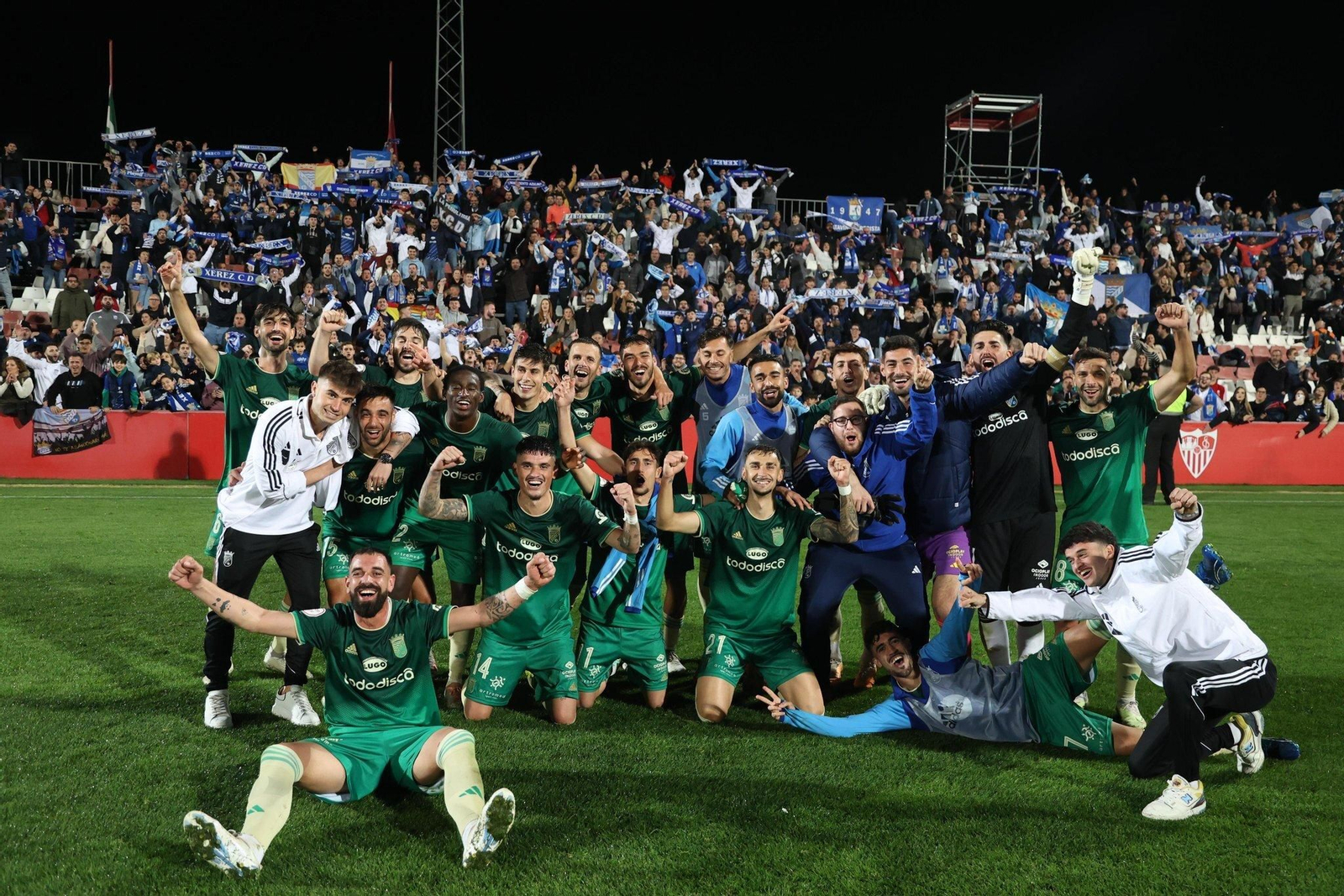 Los jugadores del Xerez CD celebran el triunfo ante el Sevilla C, el último hasta el momento.
