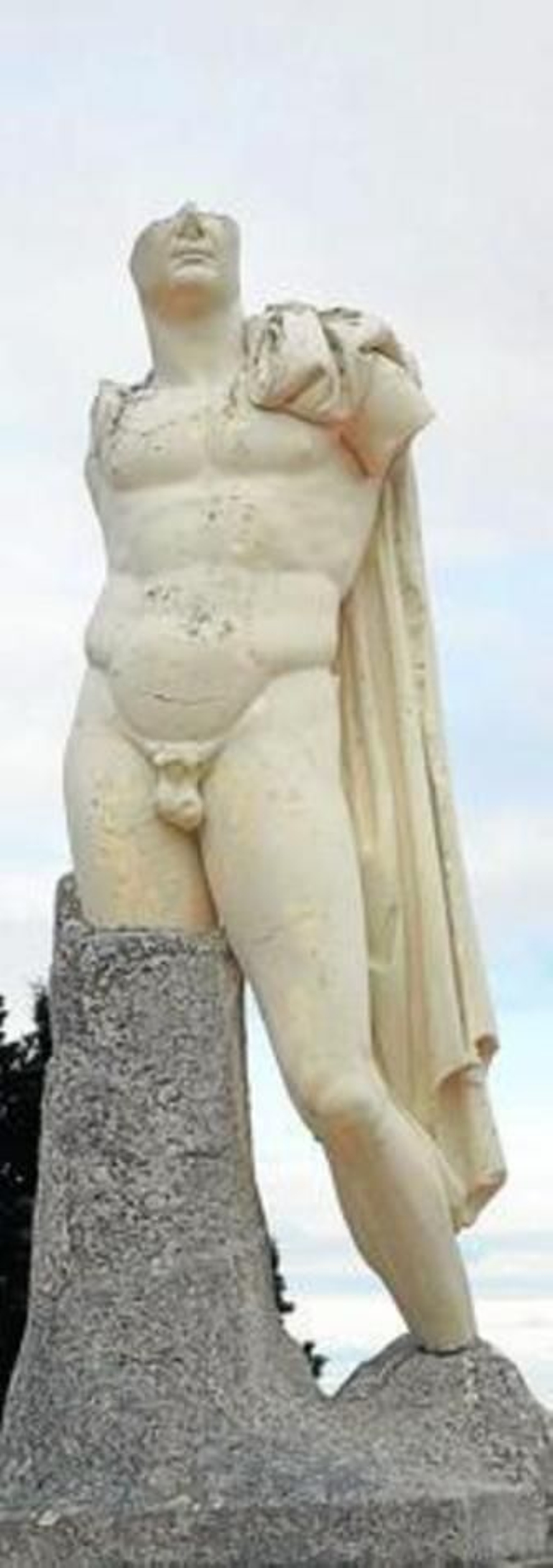 Réplica en Itálica de la estatua de Trajano que conserva el Museo Arqueológico.