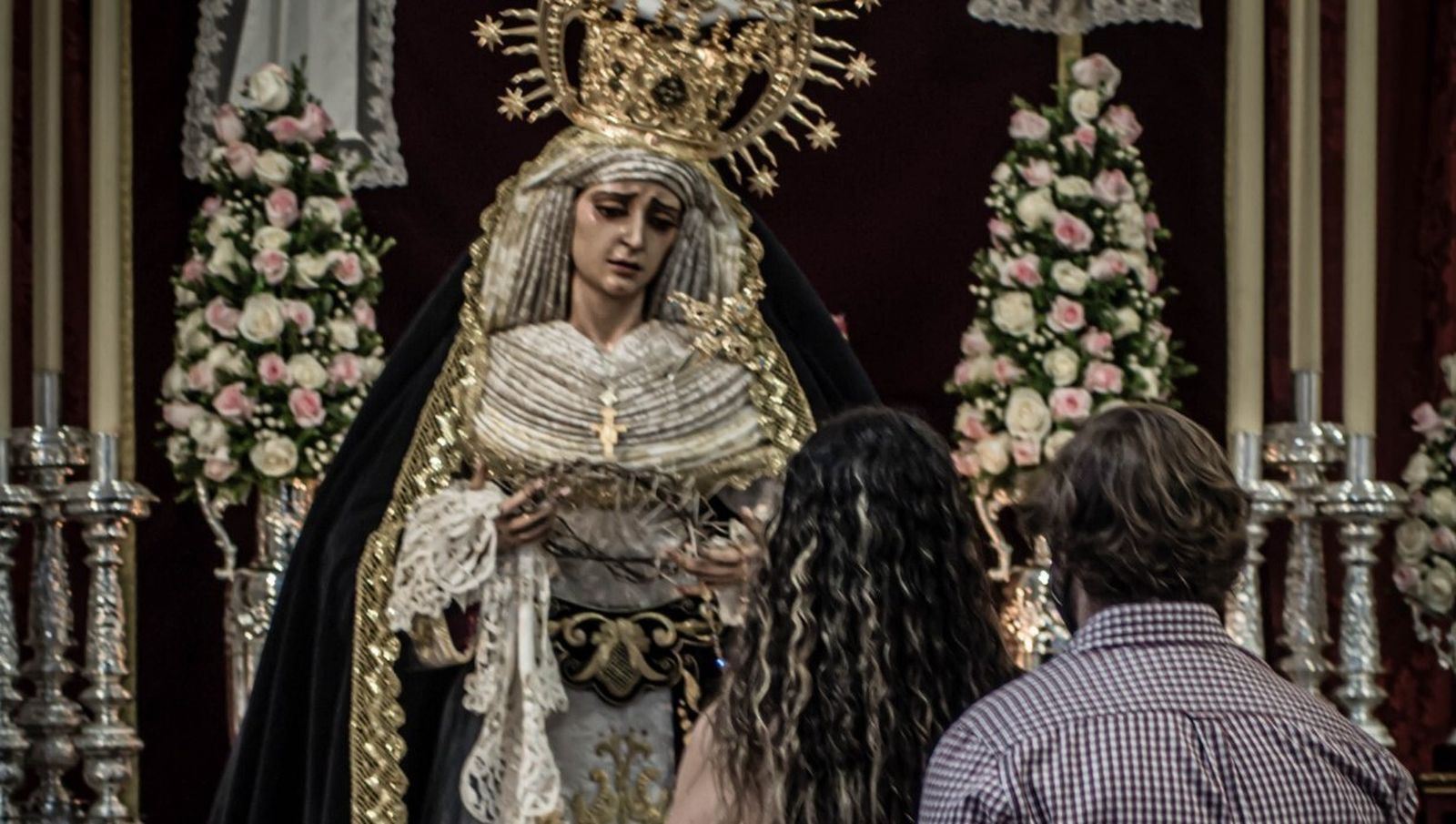 La Virgen de la Soledad, durante su veneración tras su llegada a Santa María de Guadalupe.