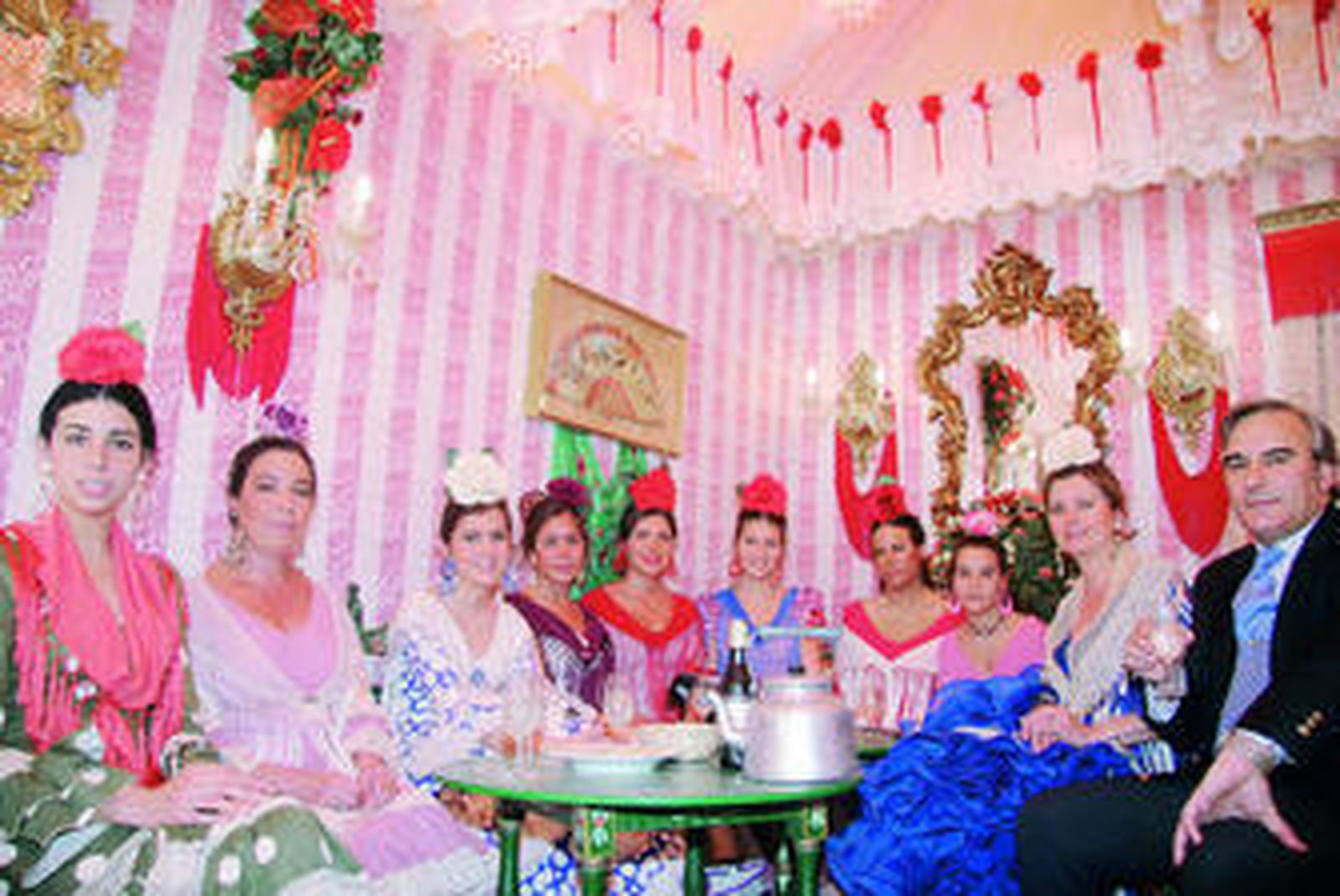 El ambiente festivo predomina en la Peña Hispalense.