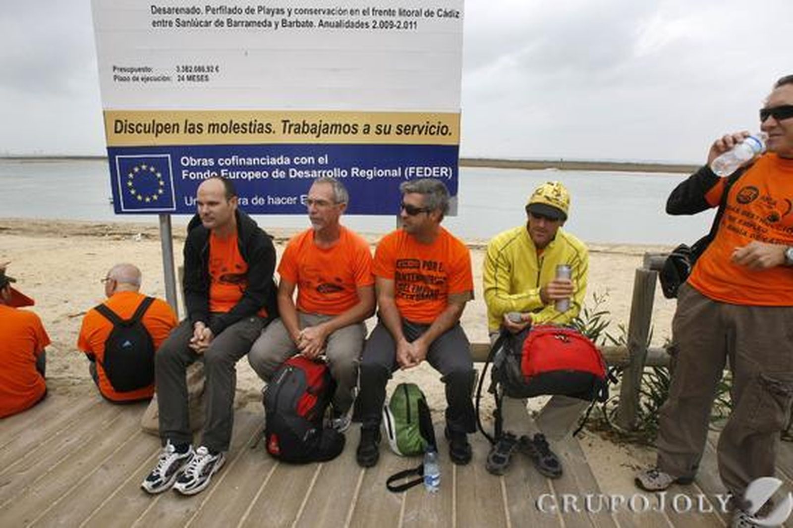 La plantilla de Cádiz Electrónica marcha de El Puerto a la capital para reclamar soluciones ante el ERE que plantea la empresa. 

Foto: Fito Carreto