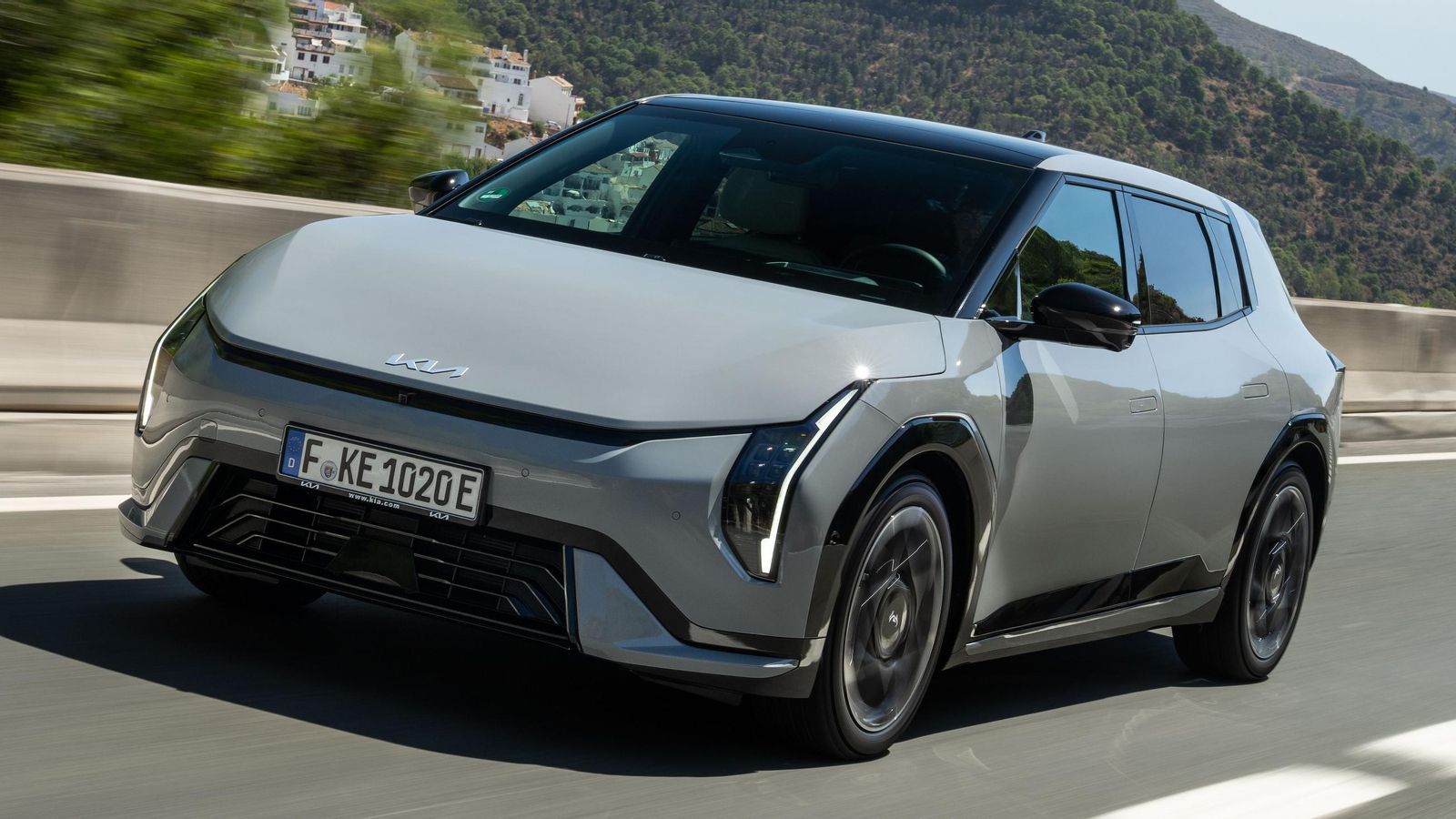 En los GT-line se emplea un frontal con algunos elementos específicos de este acabado, así como llantas también distintas al resto de EV4; pero no hay ajustes diferenciales en el chasis.