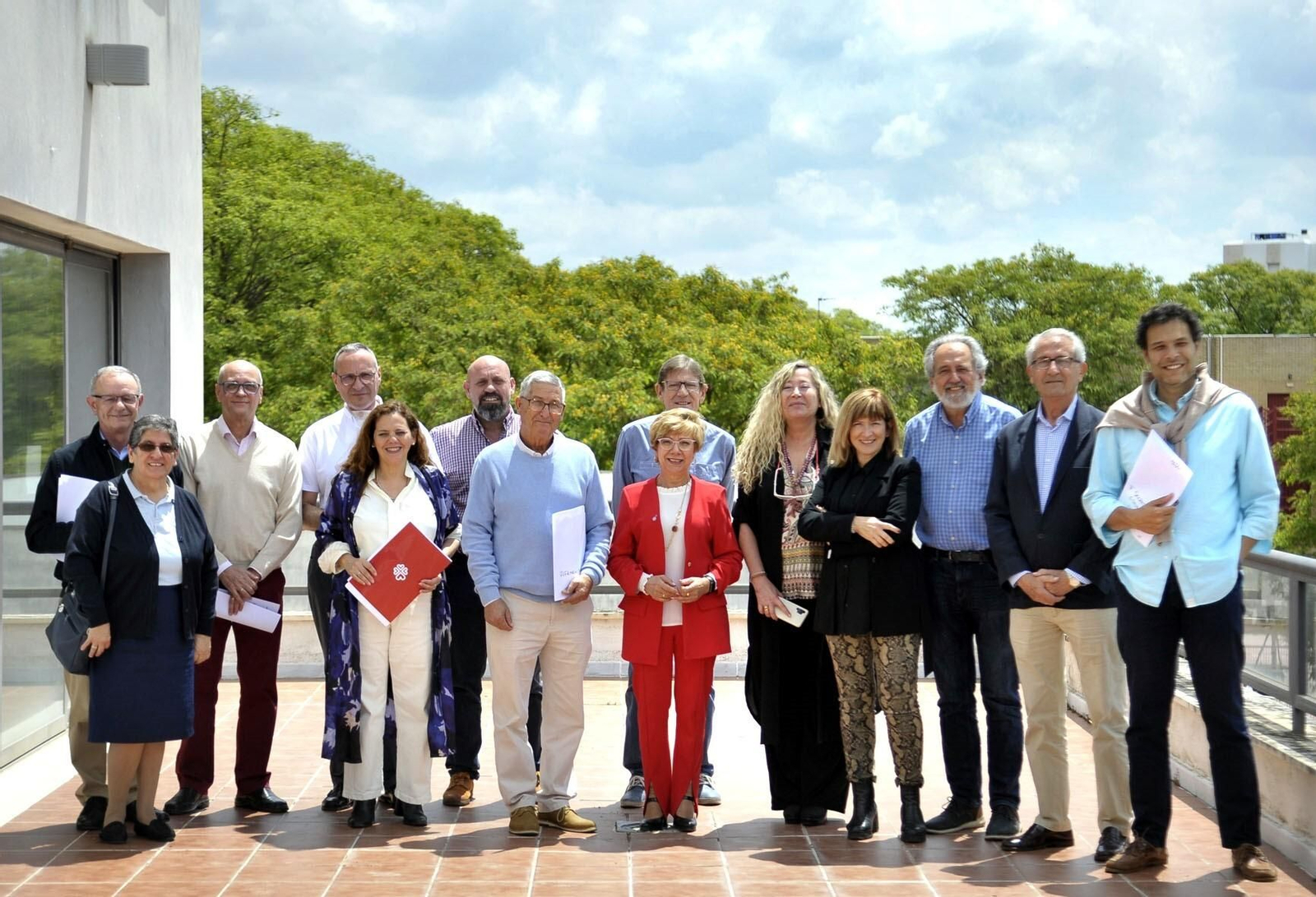 La delegada de Acción Social con los responsables de las entidades sociales tras la firma de los convenios. La delegada de Acción Social con los responsables de las entidades sociales tras la firma de los convenios.