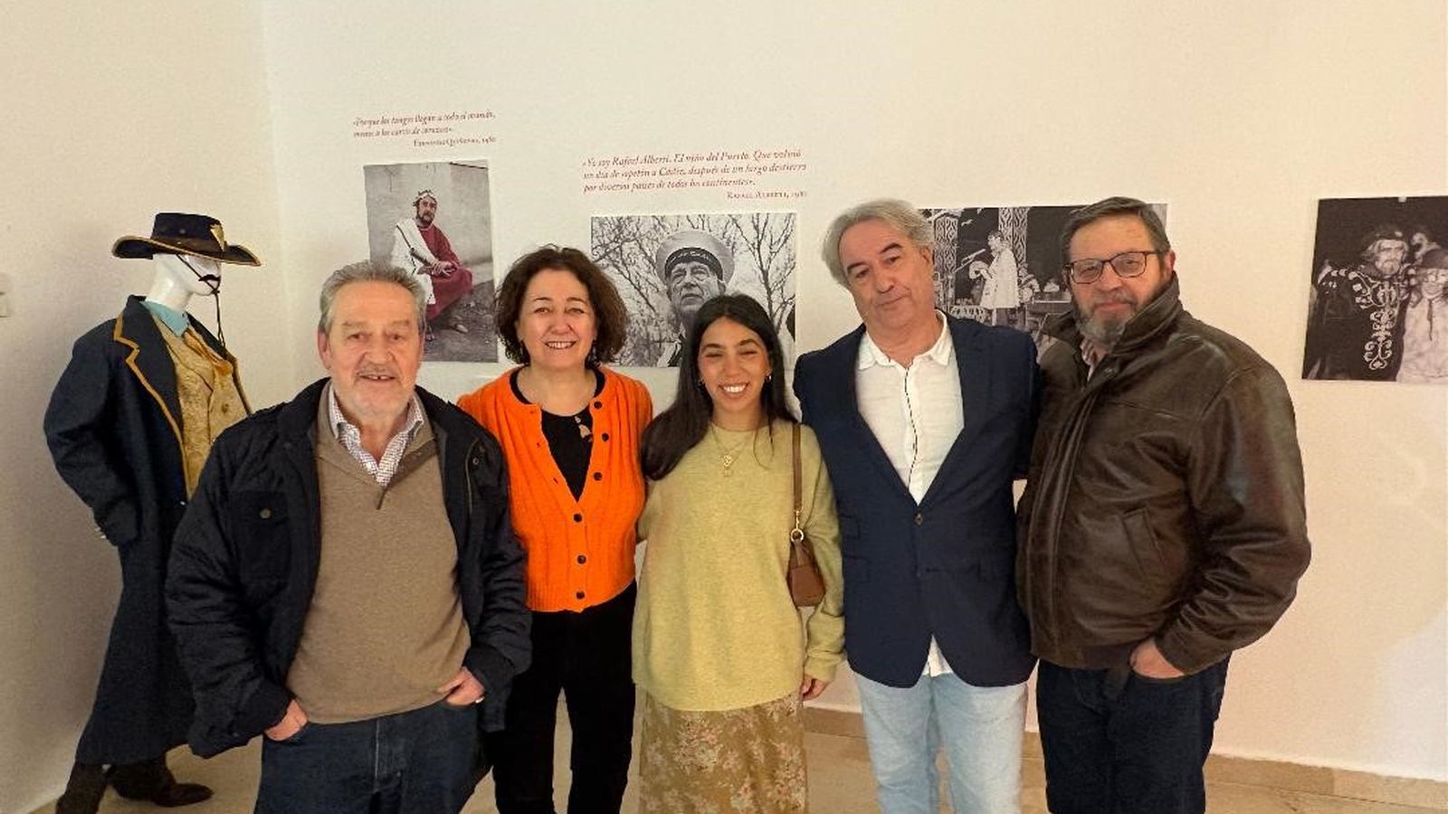 Alberto Ramos, Marieta Cantos, Rocío Hernández, el comisario de la exposición Javier Osuna y  Diego Brun.