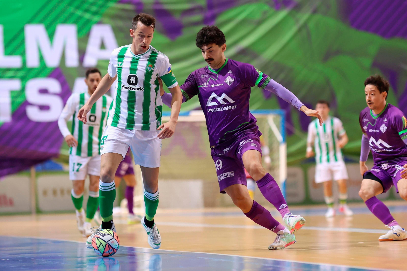 El bético Lin avanza ante la presión del jugador del Palma Futsal Gordillo.