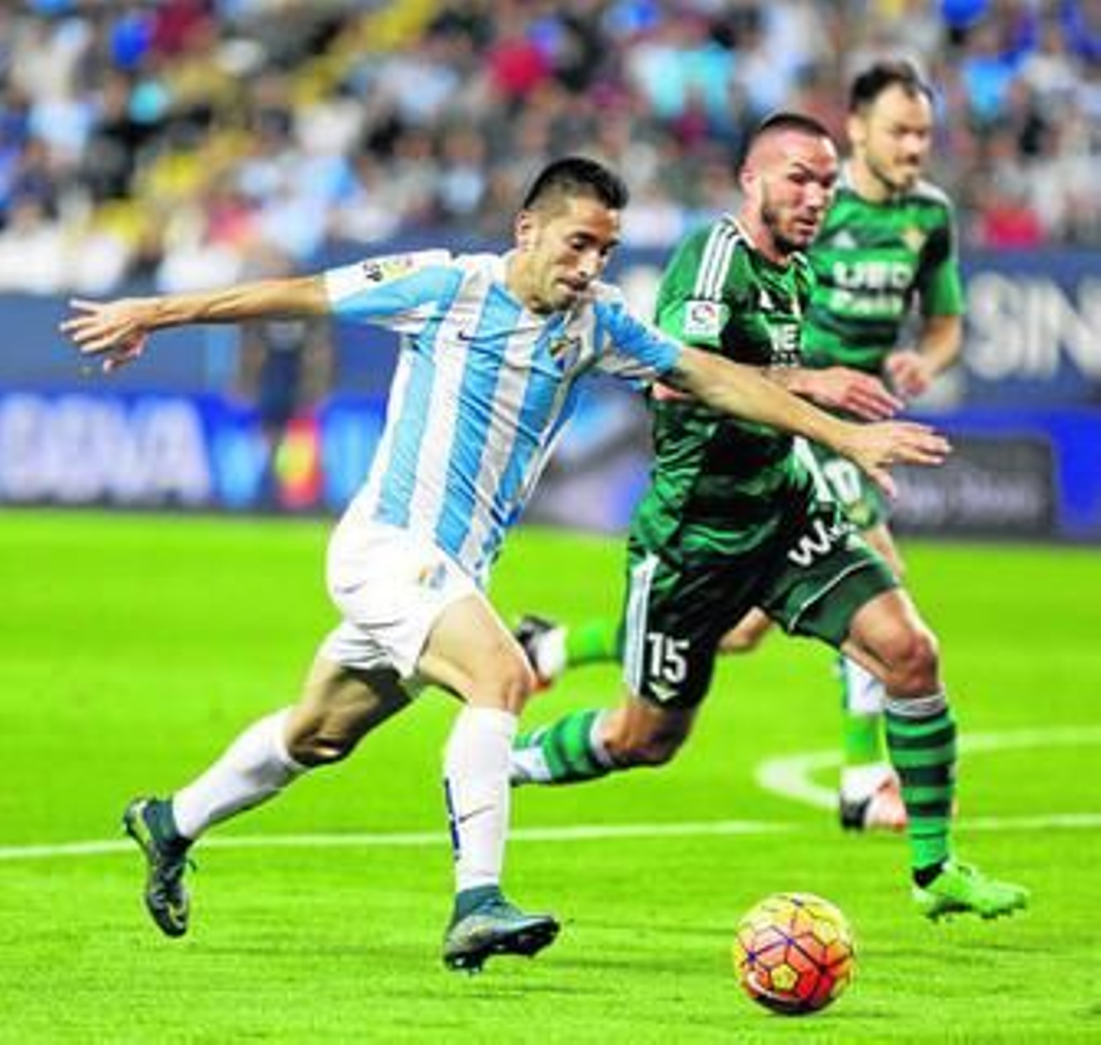 Charles se prepara para disparar a puerta.