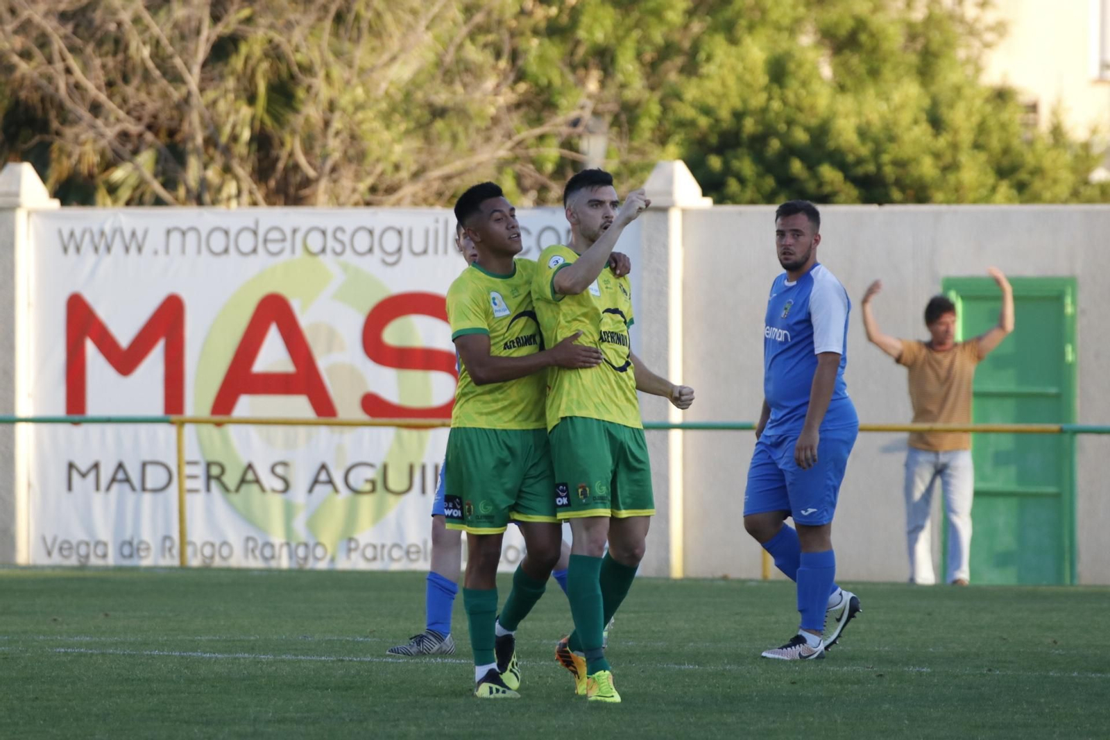 Javi Forján celebra el séptimo tanto de la Unión ante Rosales.