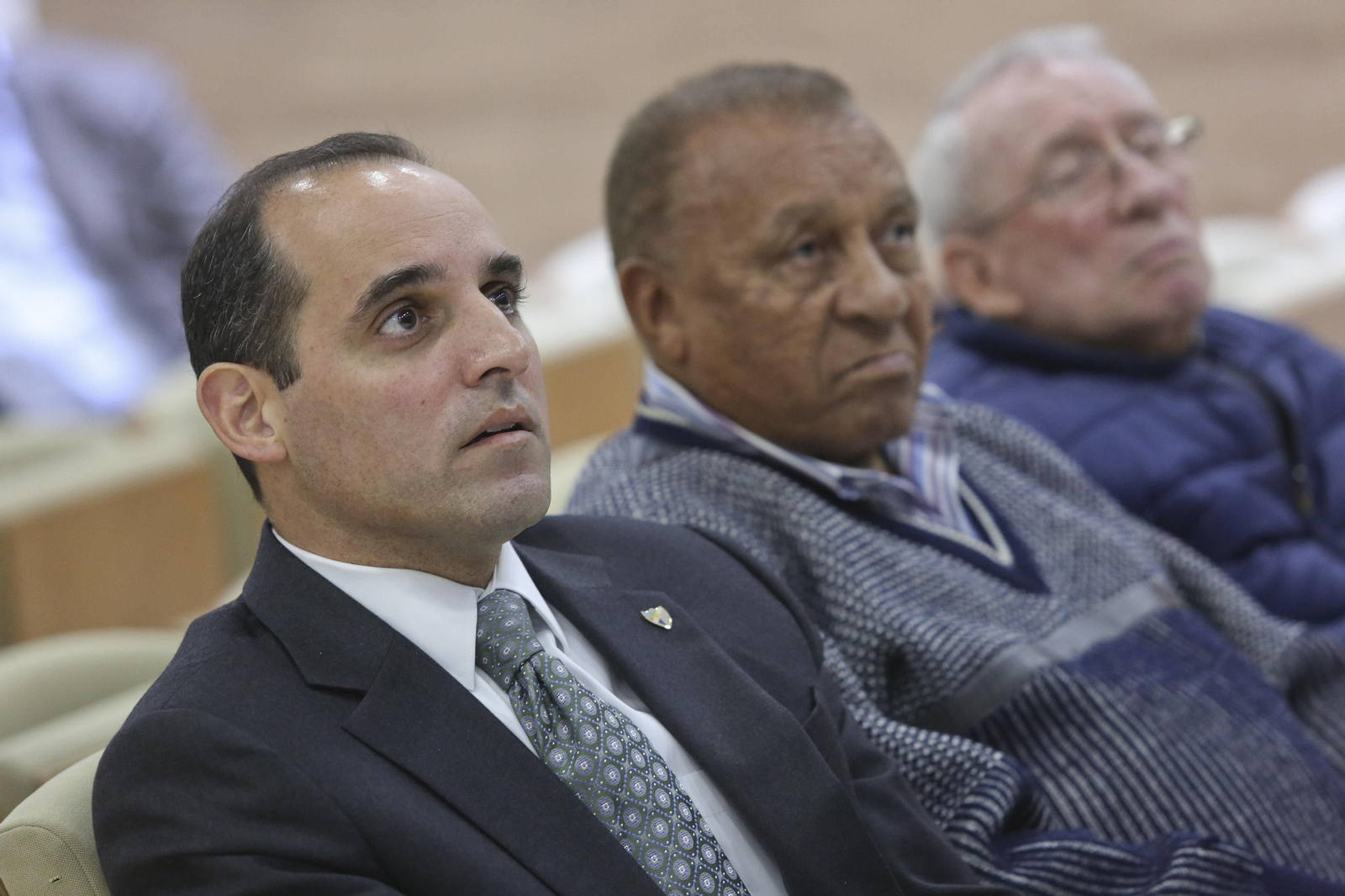 Shaheen, junto a Ben Barek y Benítez en la presentación del acuerdo con Antoñín.