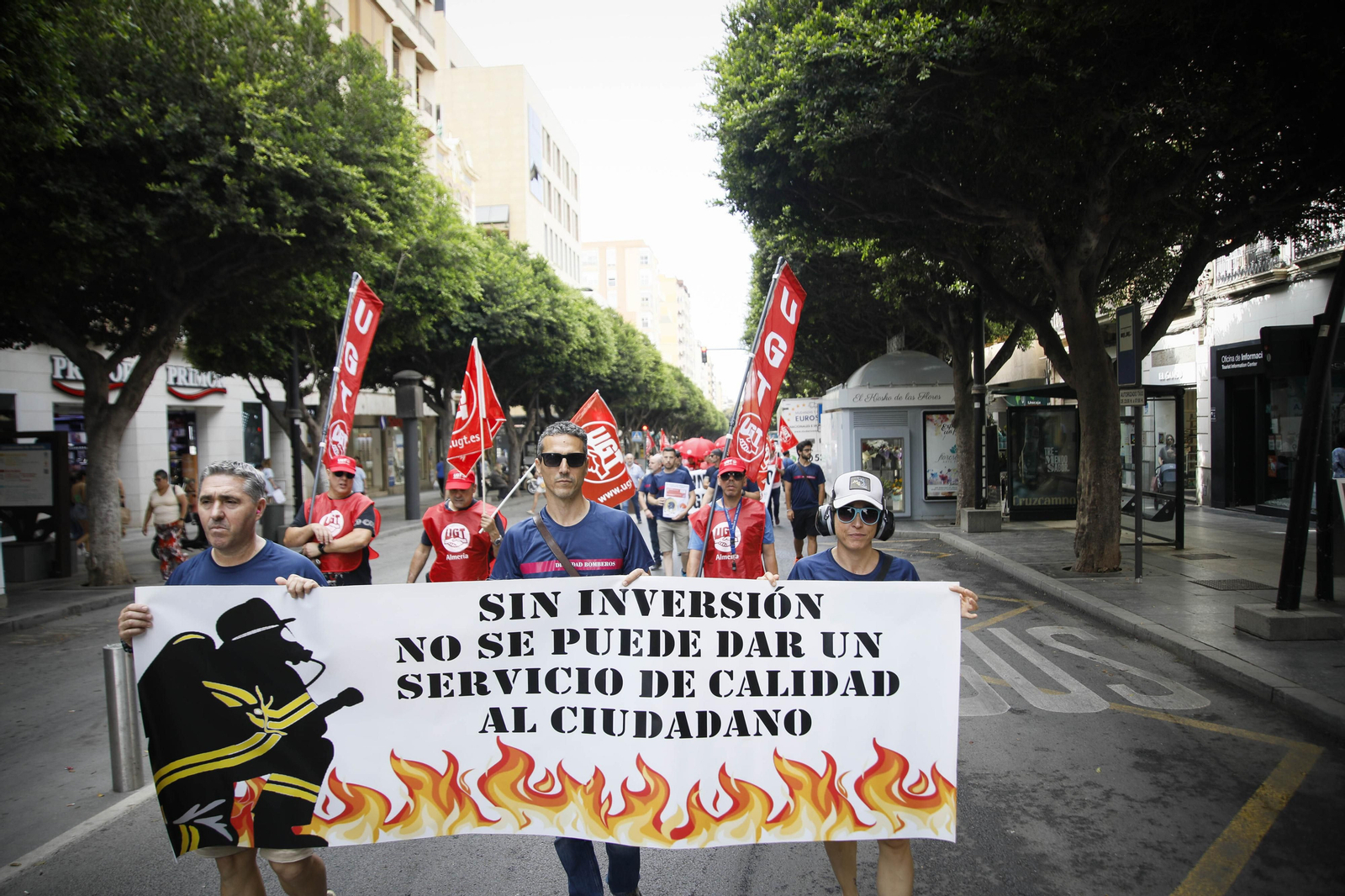 Manifestación de los bomberos quemados de Almería, en imágenes