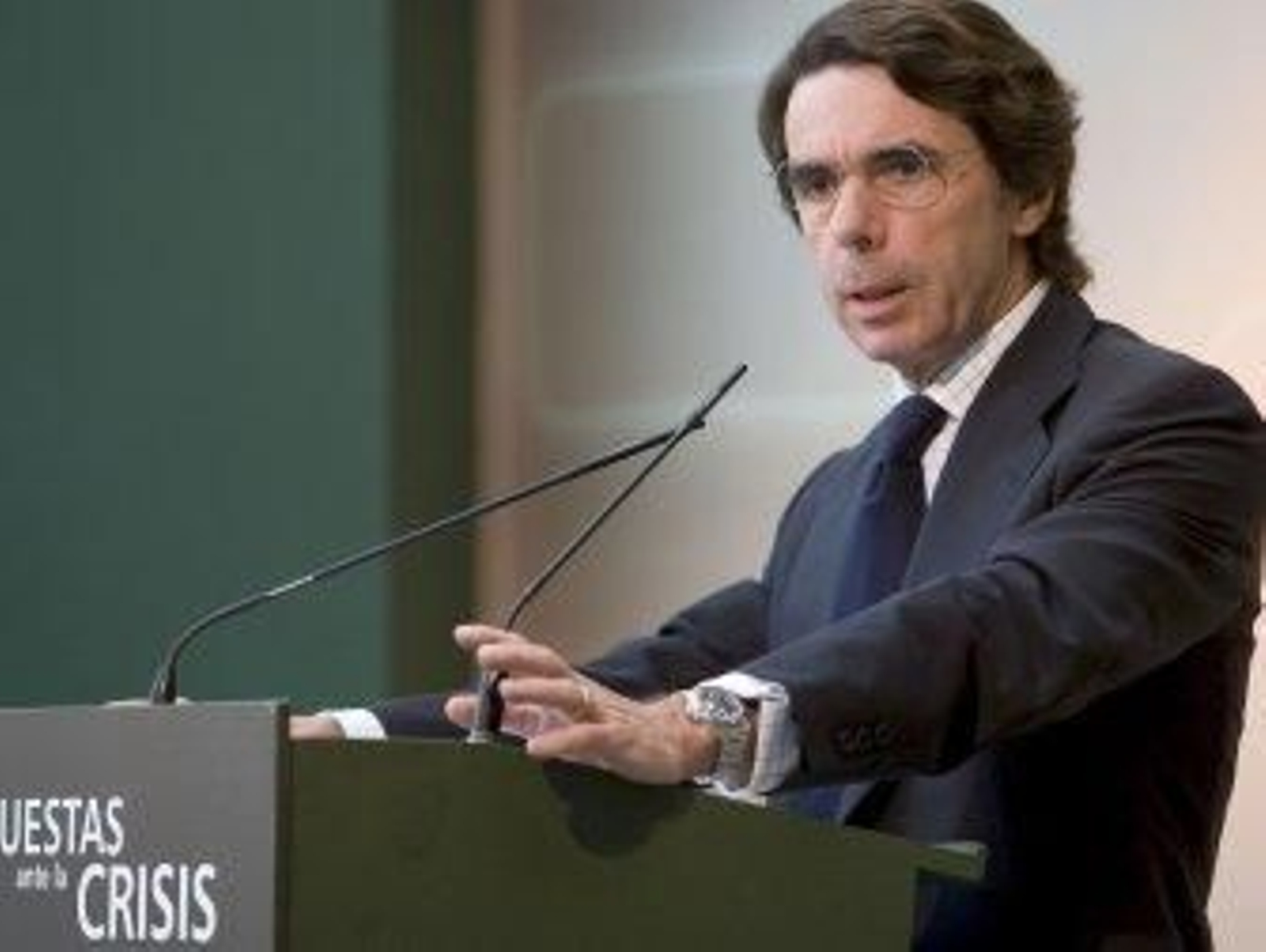 Aznar apuesta por "cambios profundos" para superar la crisis "económica, política y moral"