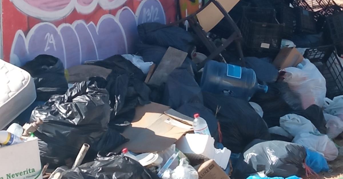 Indignación entre los vecinos de Mazagón por la acumulación de basura ...
