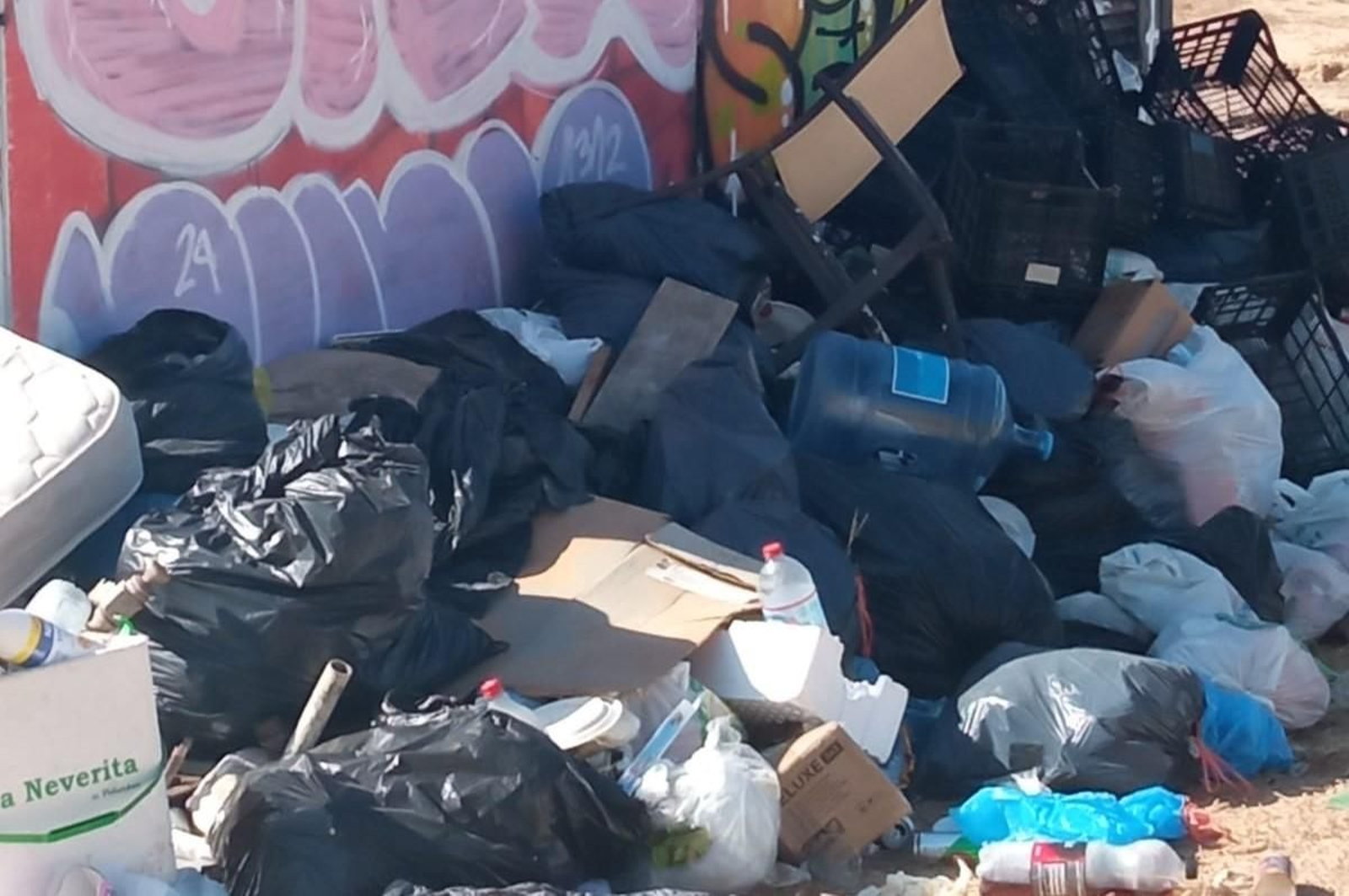 Basura acumulada en la playa del Arroyo Julianejo en Mazagón.