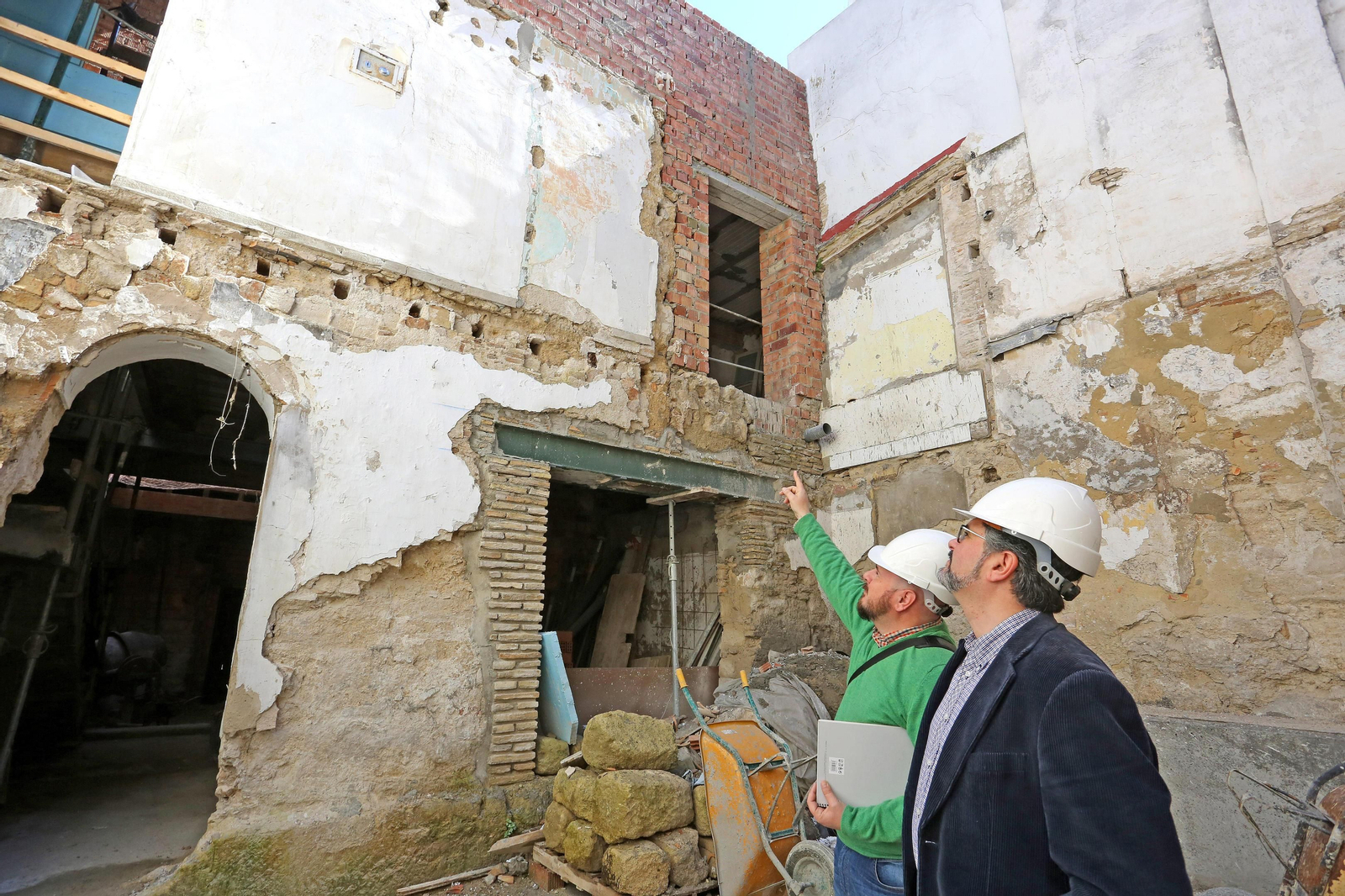 1. Arquitecto y arqueólogo, junto al tramo de barbacana hallado en la casa. 2. Los técnicos señalan huellas del tiempo en la muralla. 3. Al fondo, parte del torreón descubierto en la finca. Fotos: PASCUAL