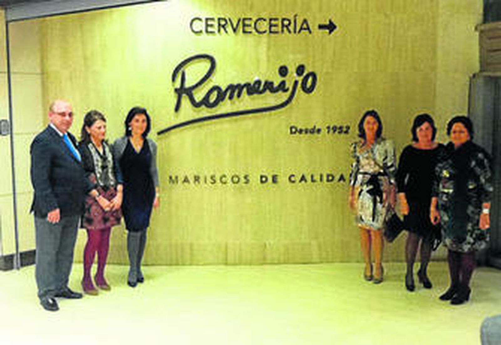 Directivos del Grupo Romerijo en el acceso a su nueva cervecería en Cádiz.