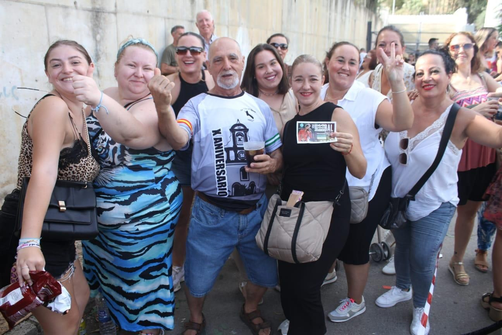 Búscate en el concierto solidario al que acudieron 10.000 personas en Ubrique