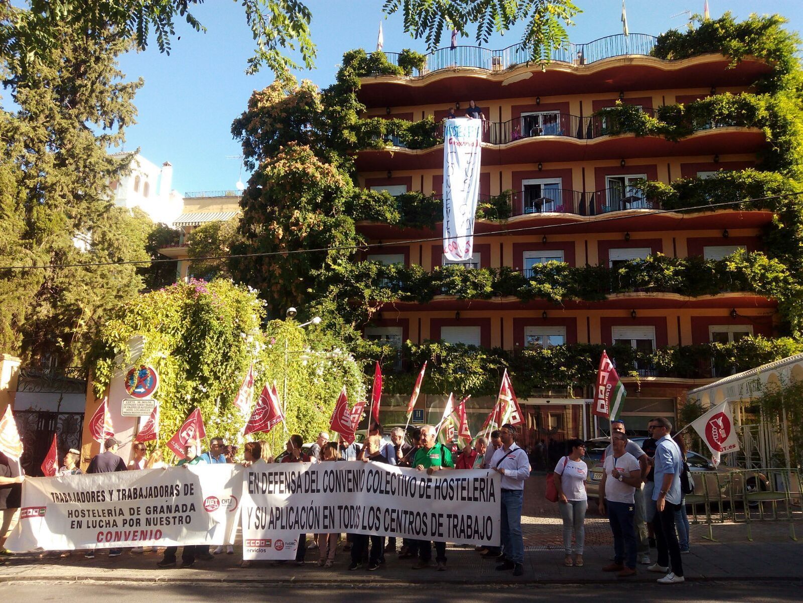 Delegados sindicales se concentraron ayer frente al hotel Los Ángeles.
