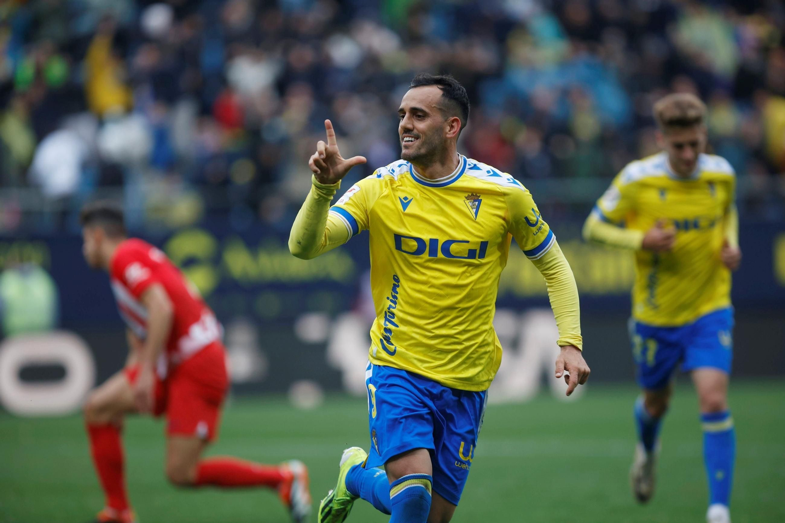 Juanmi celebra un gol durante su estancia en el Cádiz.