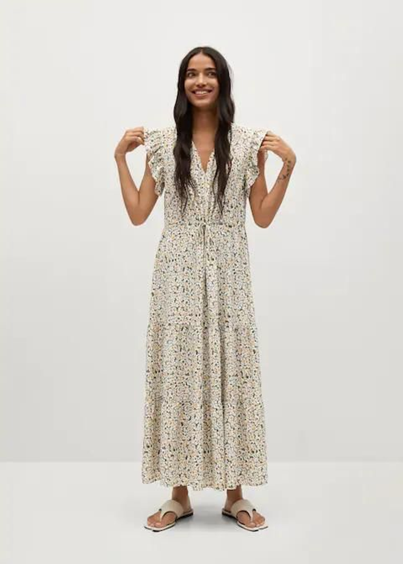 Vestido de flores y con volantes en las mangas de Mango.