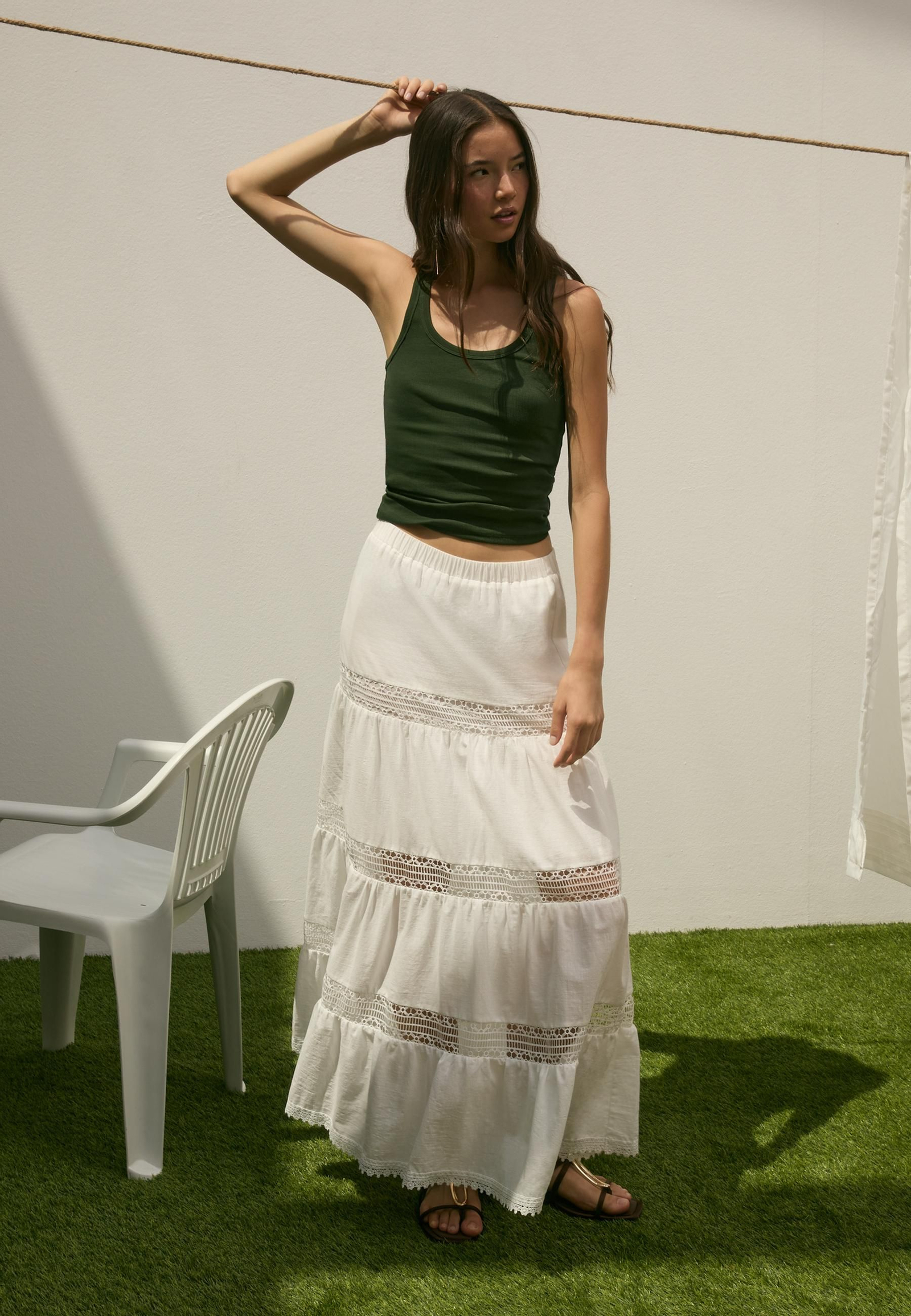 Falda larga de Stradivarius.