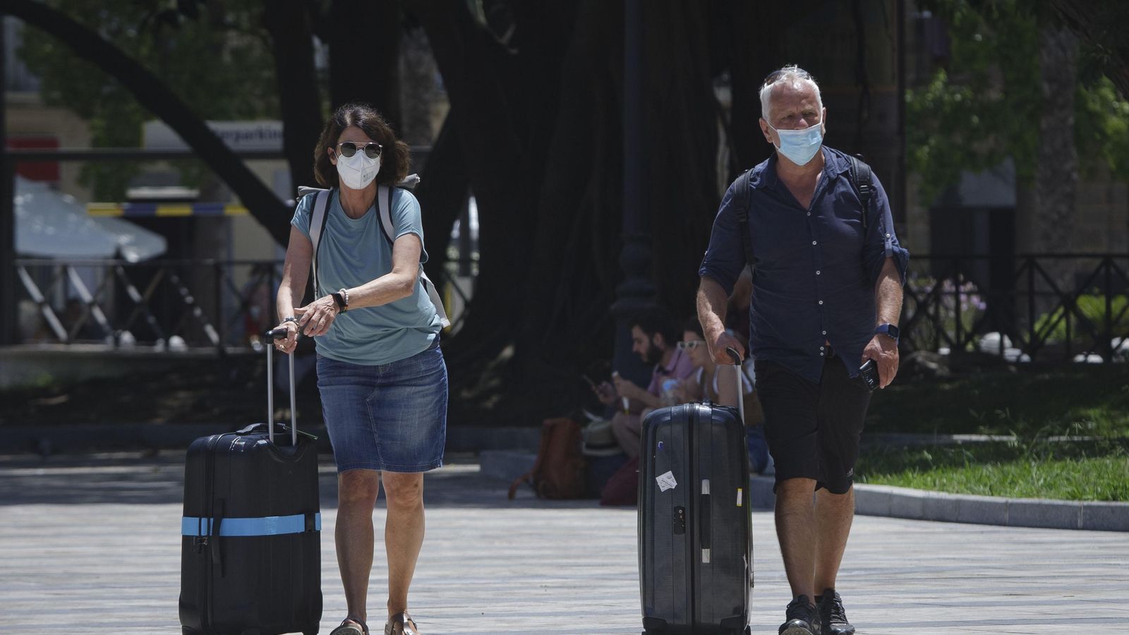 Unos visitantes recién llegados a la capital gaditana.