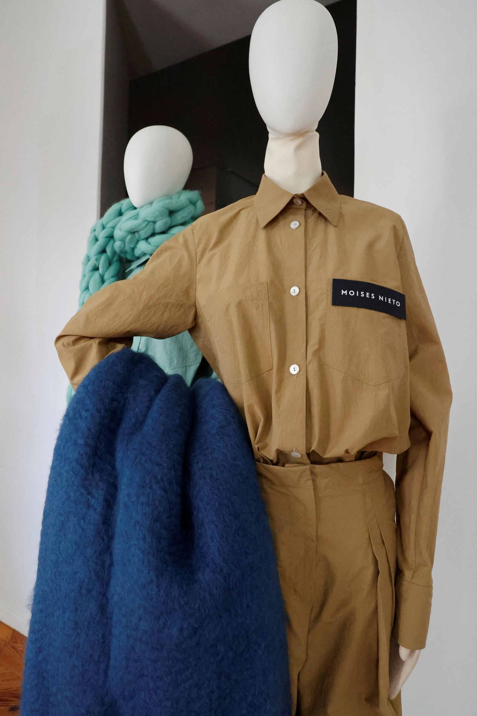 Camisa, pantalón militar y manta-abrigo de Moisés Nieto sobre un maniquí.
